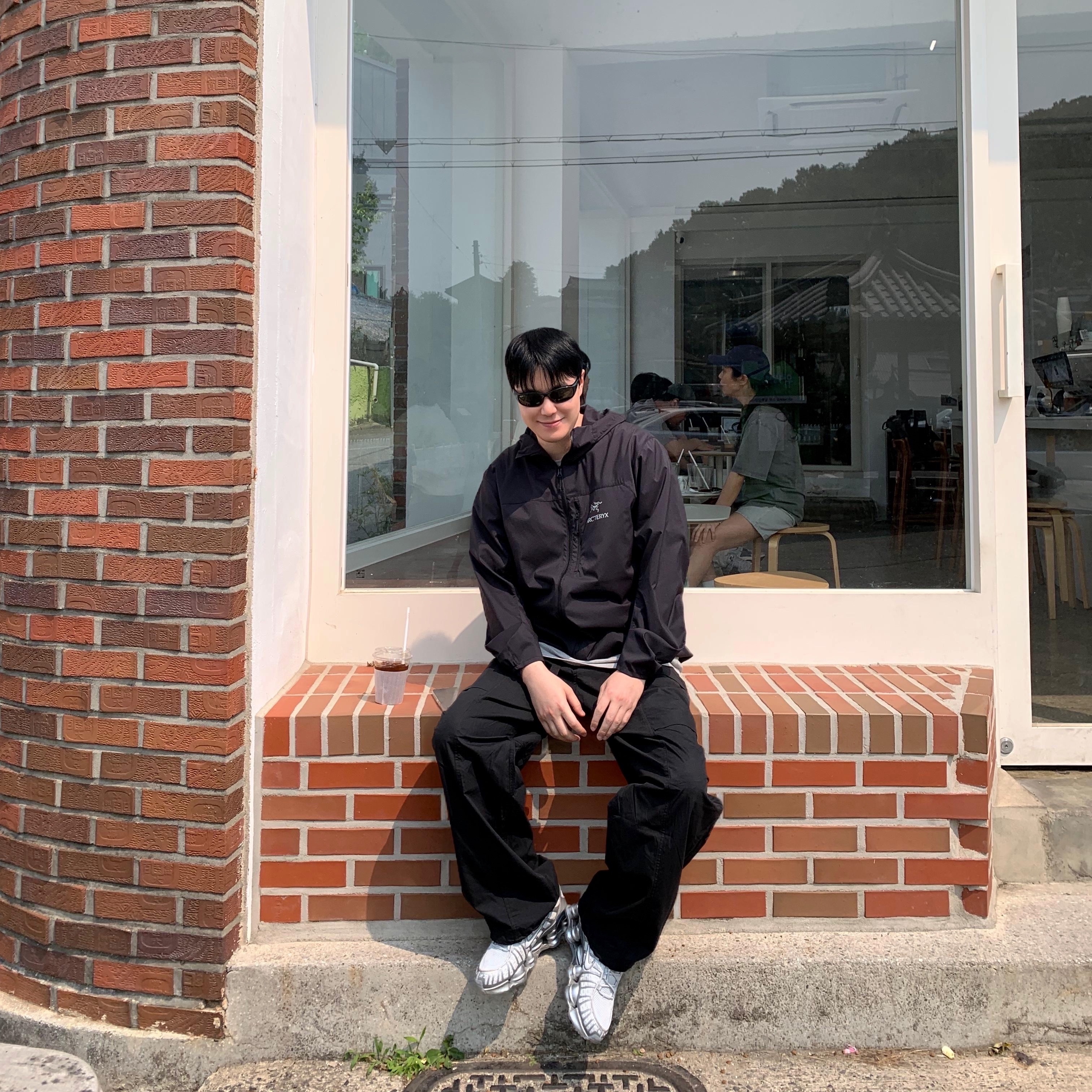 Arc'teryx Squamish Hoody Black, Ray-Ban DADDY-O II Polished Black Frame Green Classic G-15 Lenses 착용 스타일 - 1