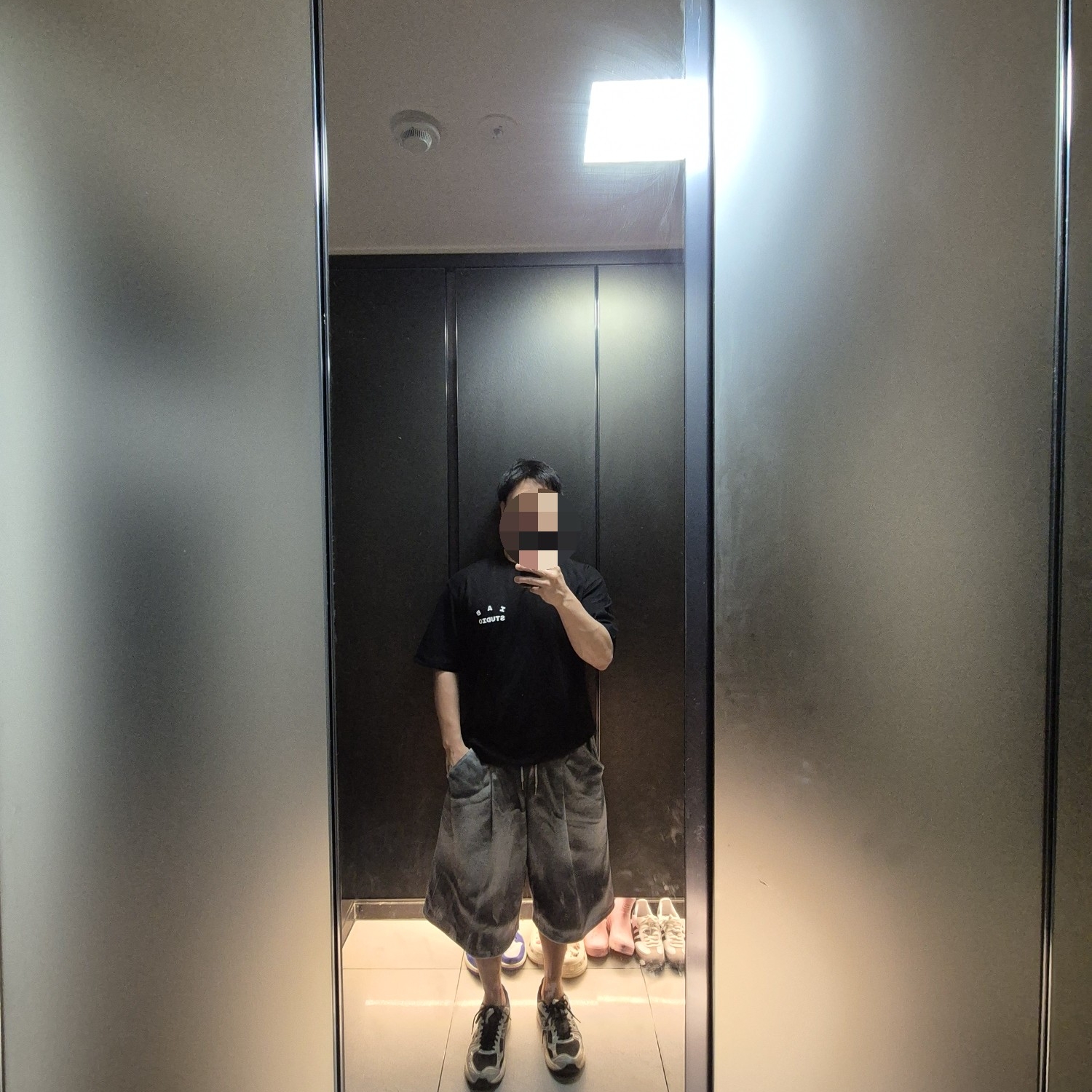 IAB Studio Basic T-Shirt Black White 착용 스타일 - 2