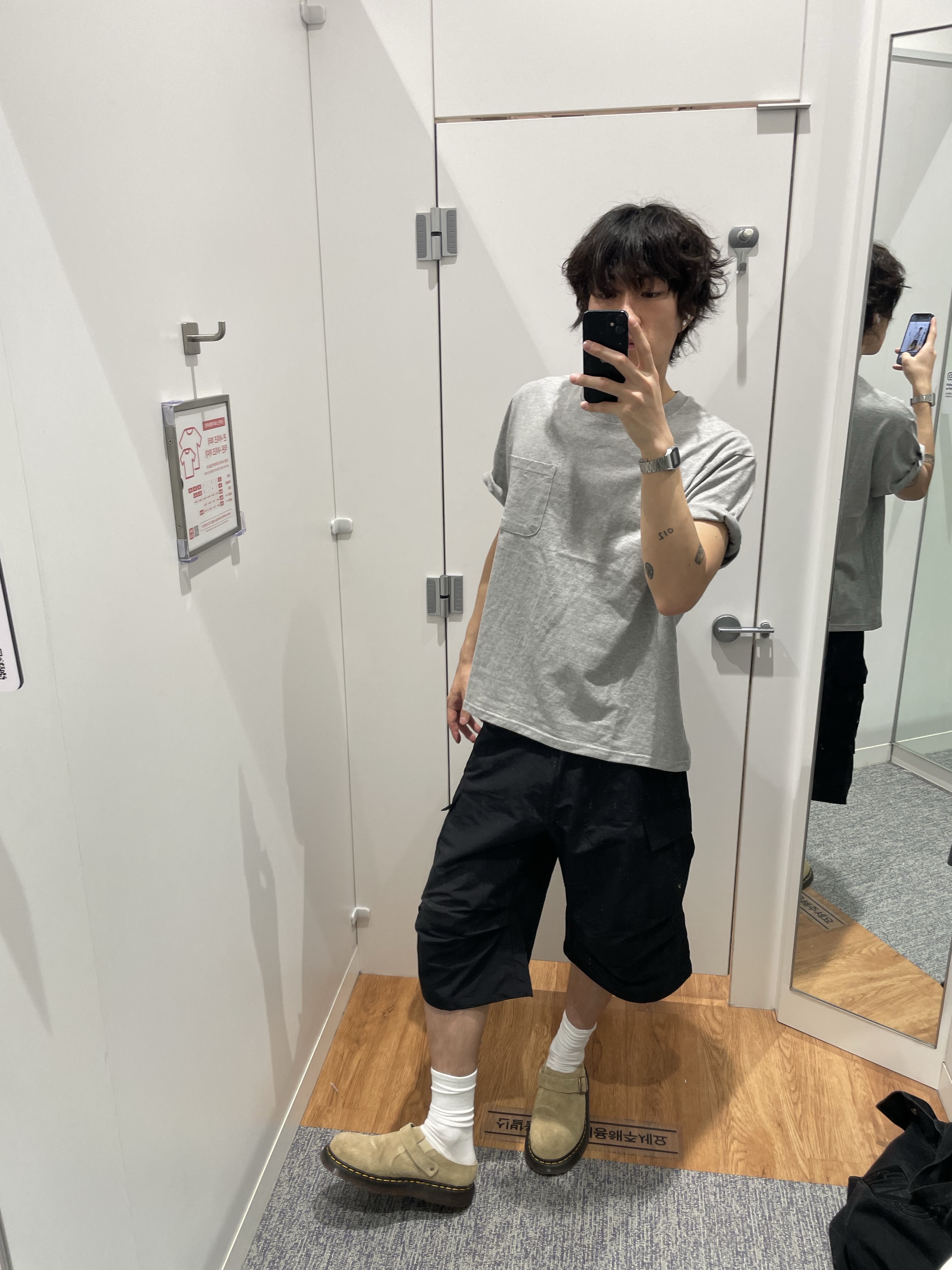 Dr. Martens Isham Desert Oasis Suede Mule Beige, Casio A-158WA-1 착용 스타일 - 1