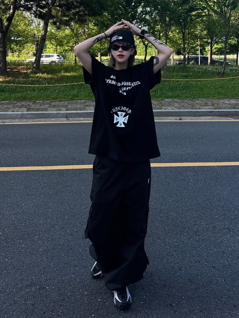 PHOS333 Uncaged Slogan T-Shirt Black, PHOS333 Uncaged Slogan T-Shirt White 착용 스타일 - 3