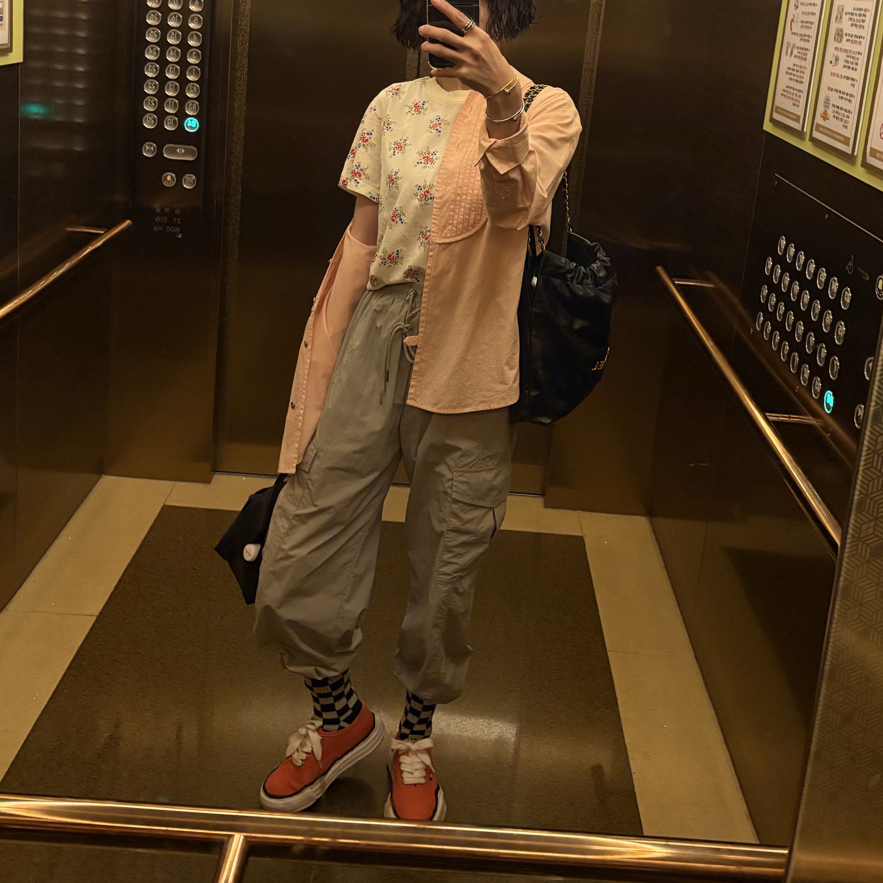 Maison Mihara Yasuhiro Baker OG Sole Canvas Low Cut Sneakers Orange, Chanel 22 Medium Handbag Shiny Calfskin & Gold Black 착용 스타일