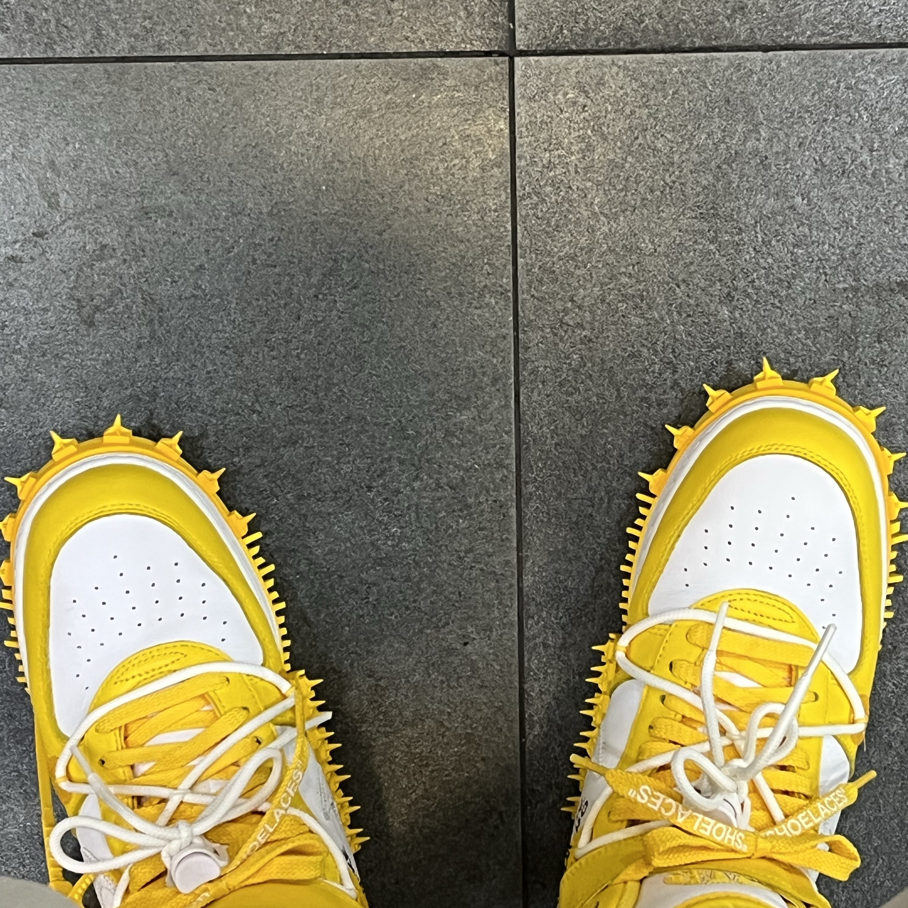 Nike x Off-White Air Force 1 Mid SP Leather Varsity Maize 착용 스타일