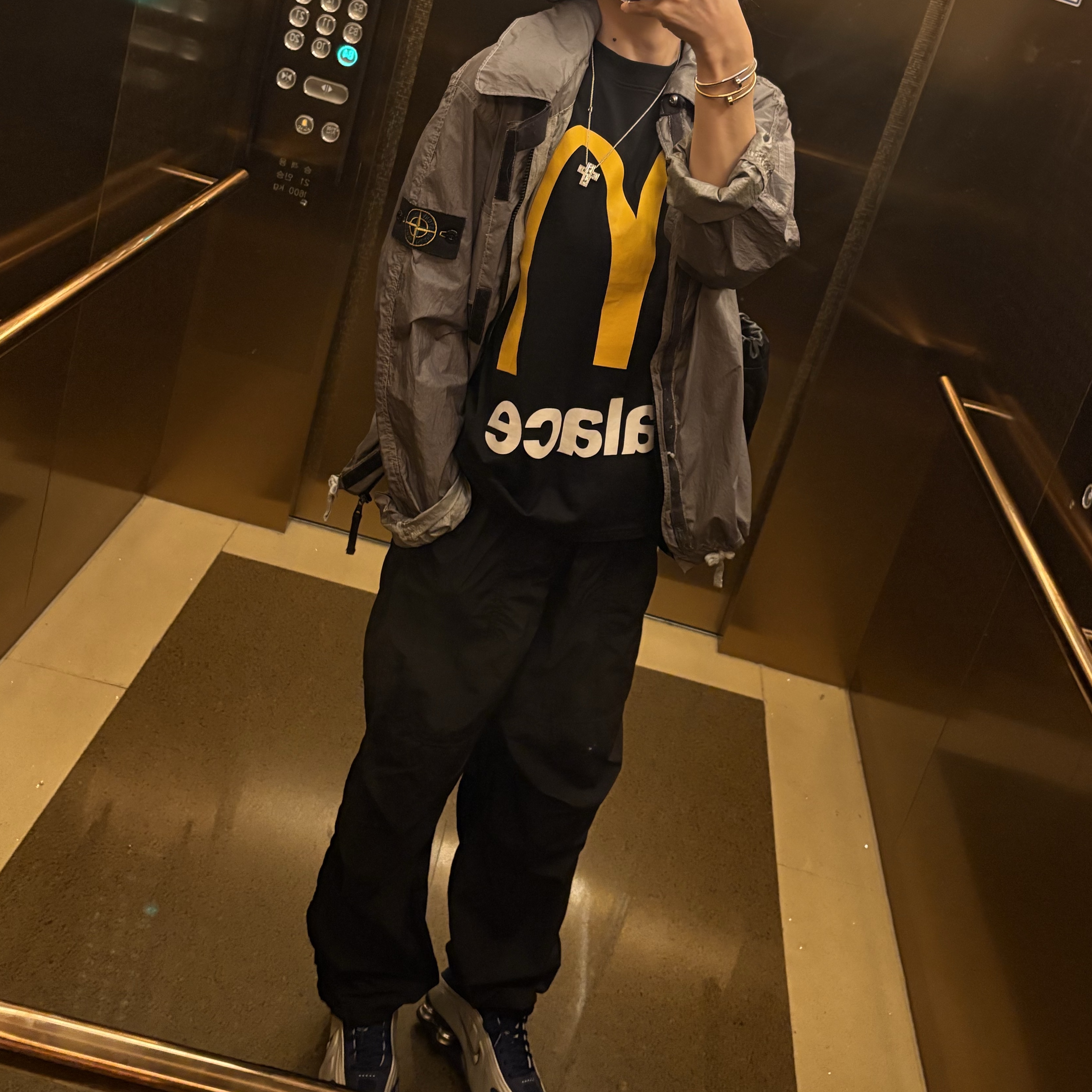 (W) Nike Shox R4 Blue Void Metallic Silver, Palace x McDonald's Logo T-Shirt Black - 23FW 착용 스타일