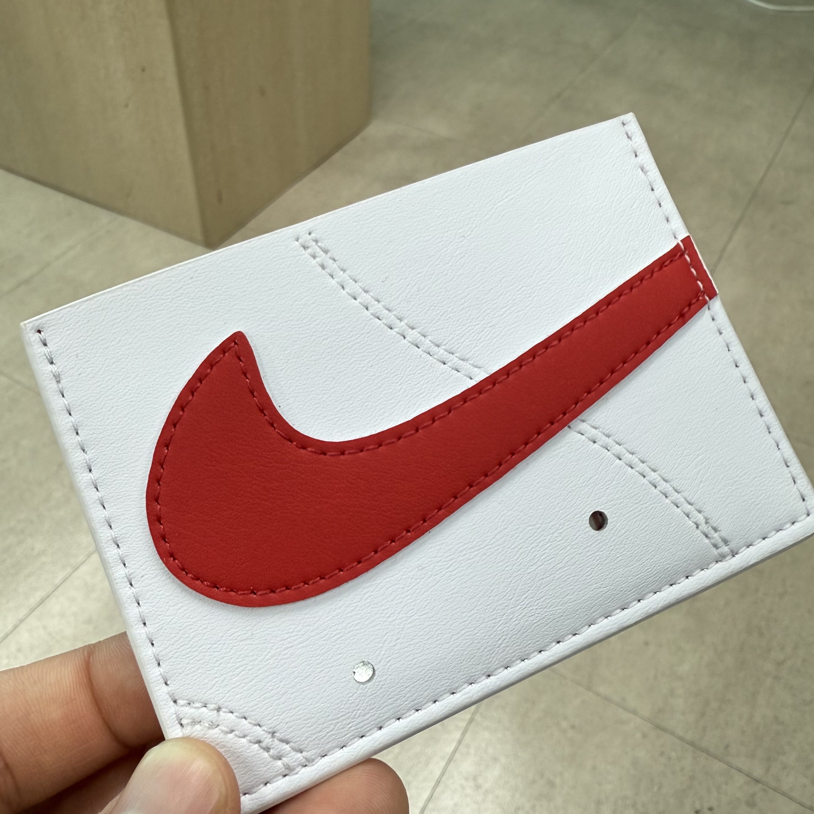 Nike Icon Air Force 1 Card Wallet White 착용 스타일