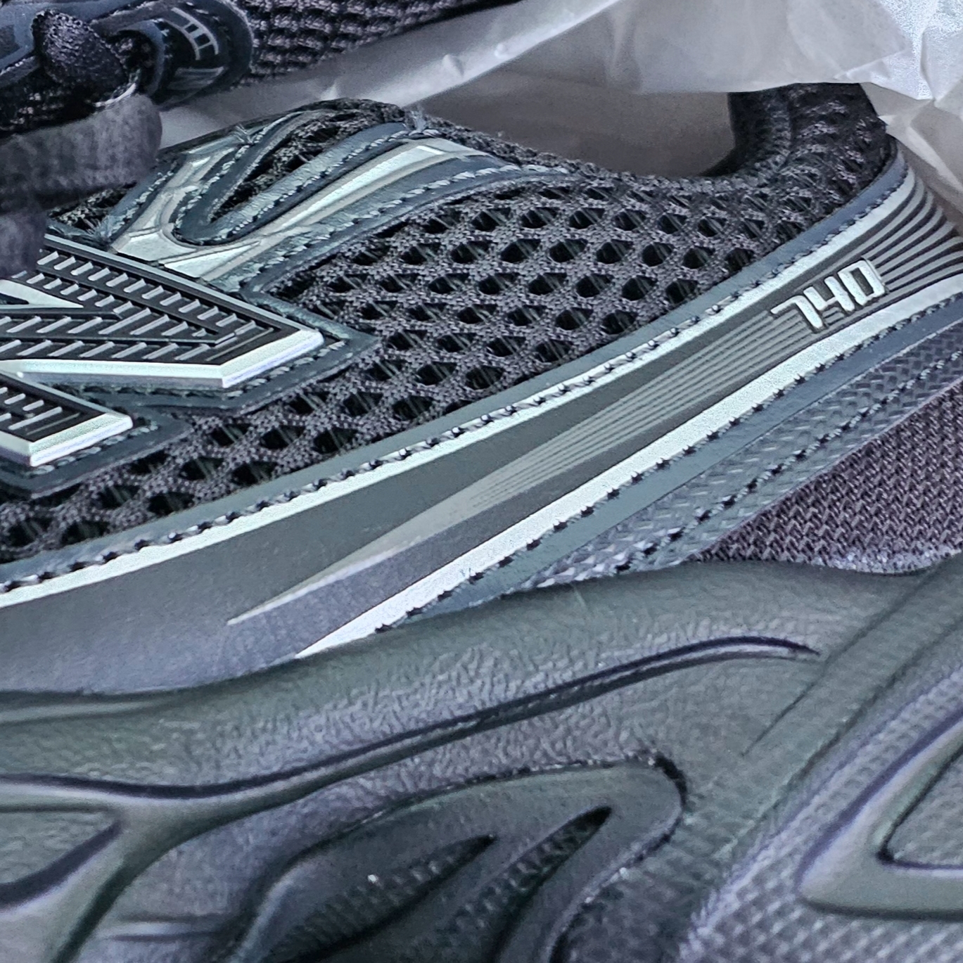 New Balance 740v2 Black Silver Metallic 착용 스타일