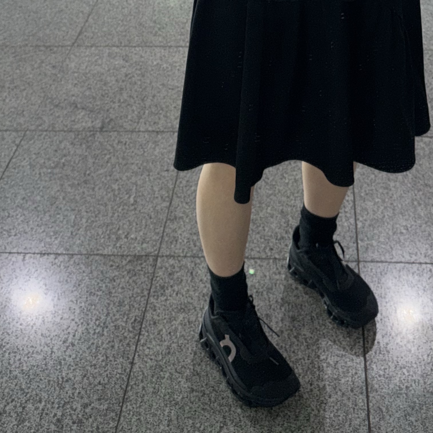 On Running Cloudmonster Void Black 착용 스타일