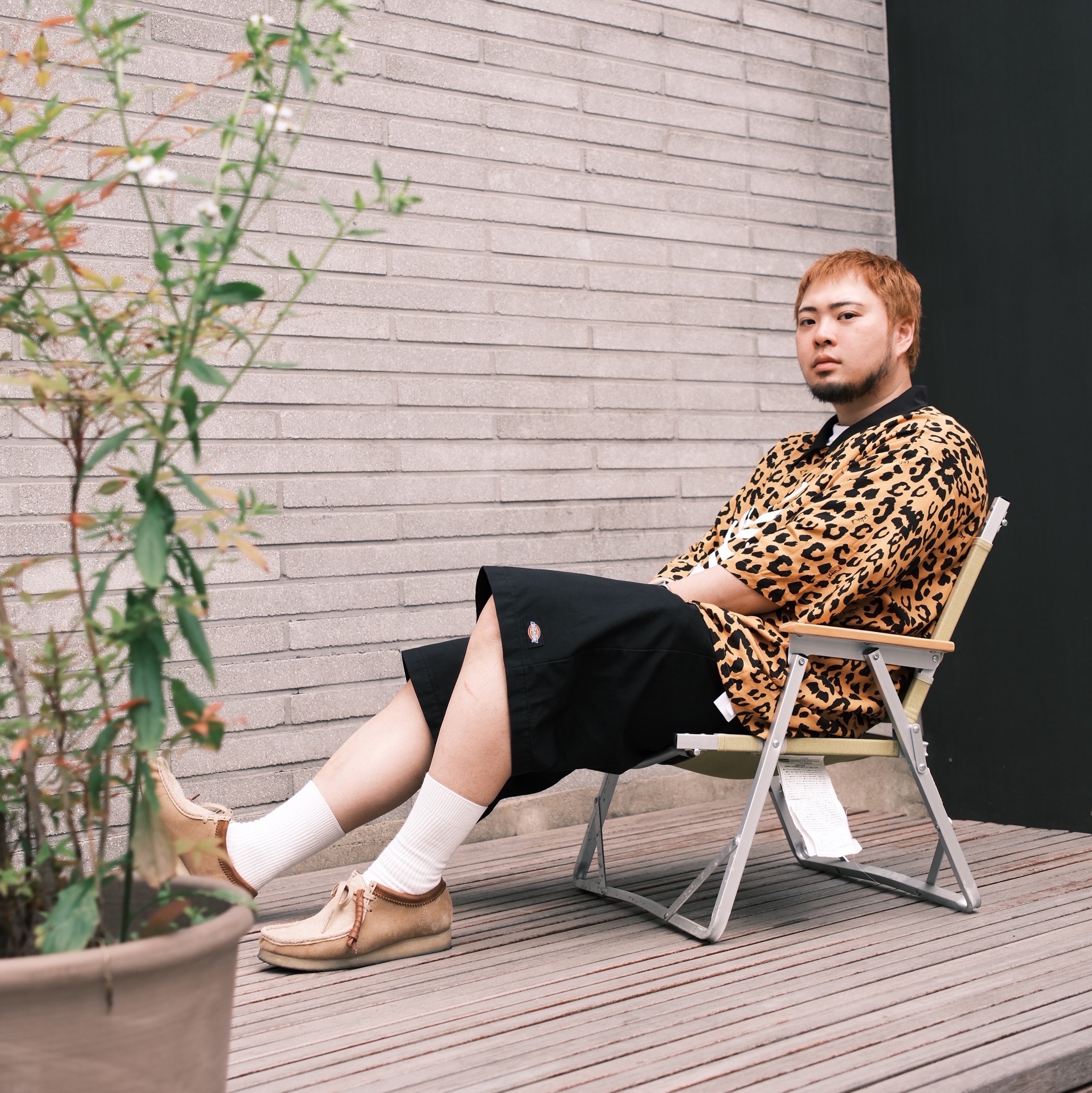 Vans x Mark SBTG Skelleton Short Sleeve Shirt Brown, Dickies Loose Fit 13 Inch Flat Front Work Shorts Black 착용 스타일 - 1