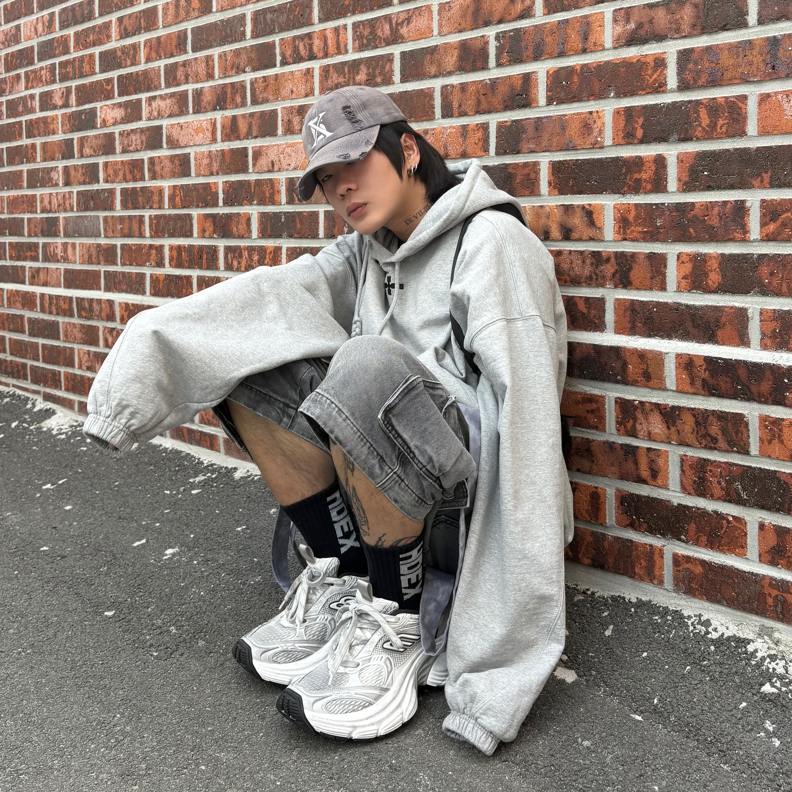 Balenciaga 10XL Sneakers White Grey Silver Black 착용 스타일 - 2