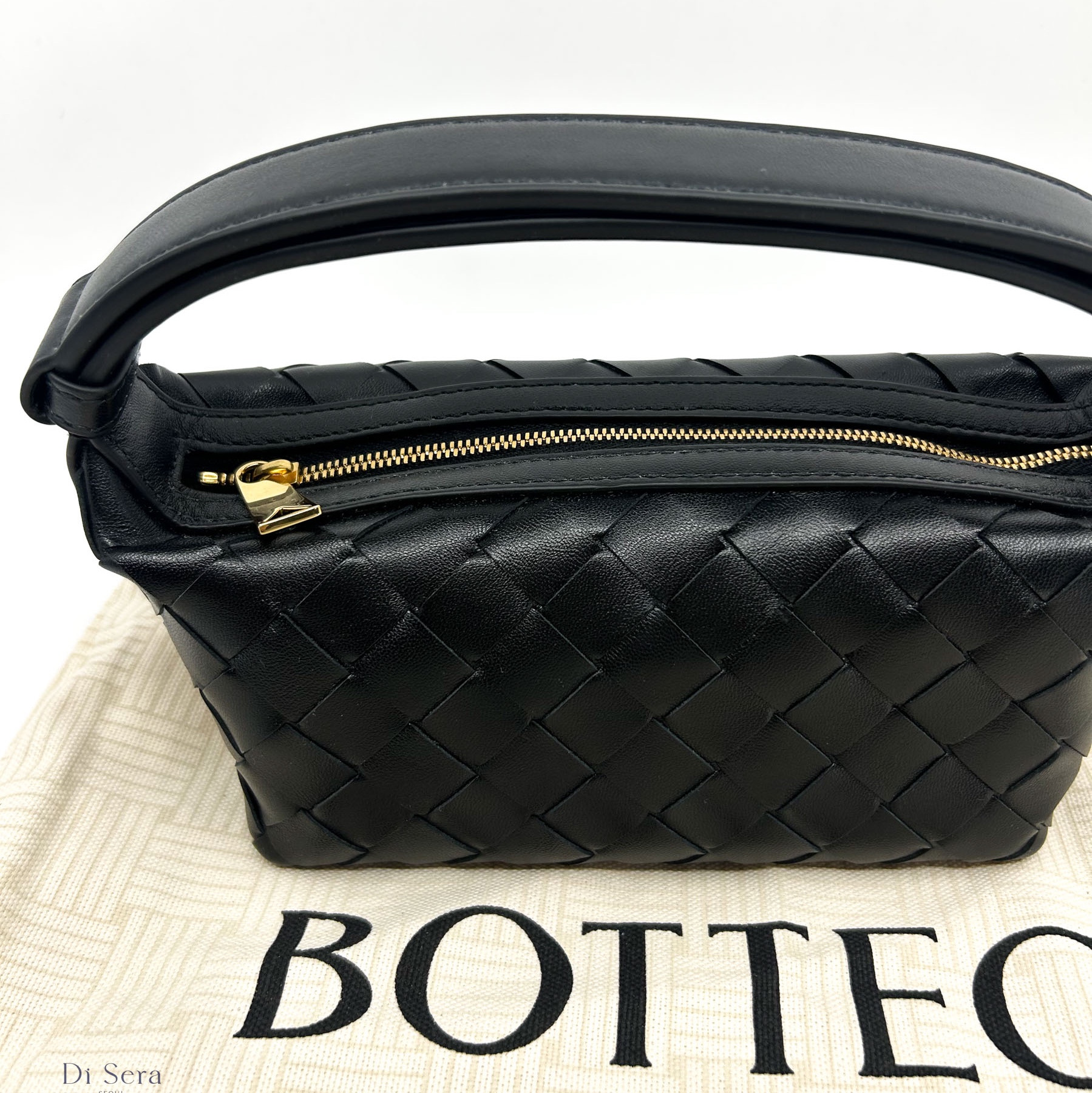 Bottega Veneta Leather Tote Bag Black 착용 스타일 - 2