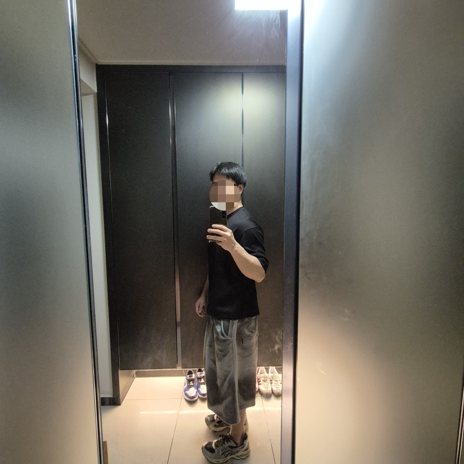 IAB Studio Basic T-Shirt Black White 착용 스타일 - 4