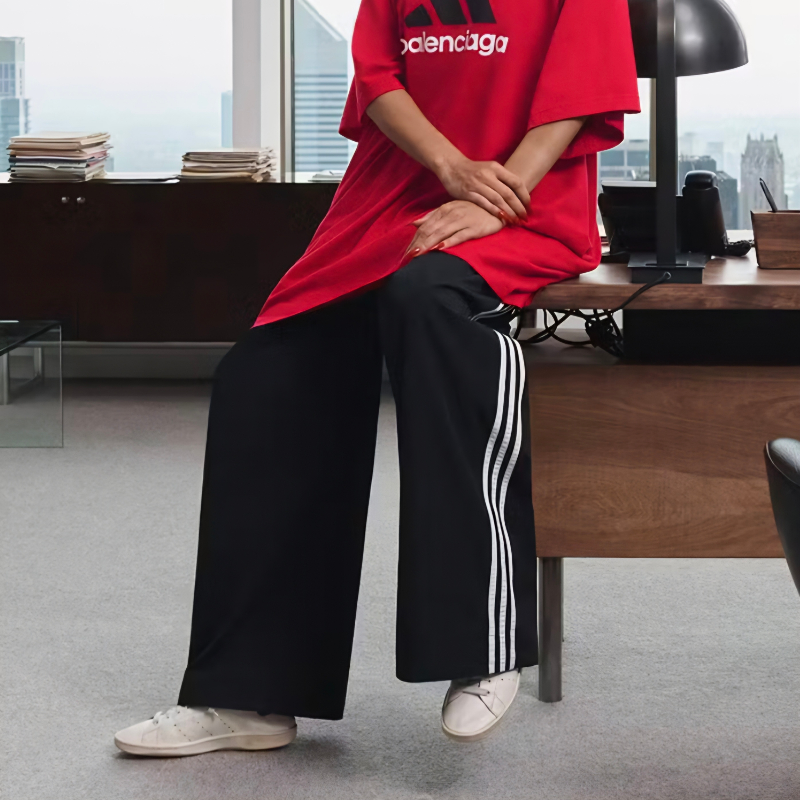 (W) Balenciaga x Adidas Stan Smith Off White, Balenciaga x Adidas Oversized T-Shirt Red 착용 스타일