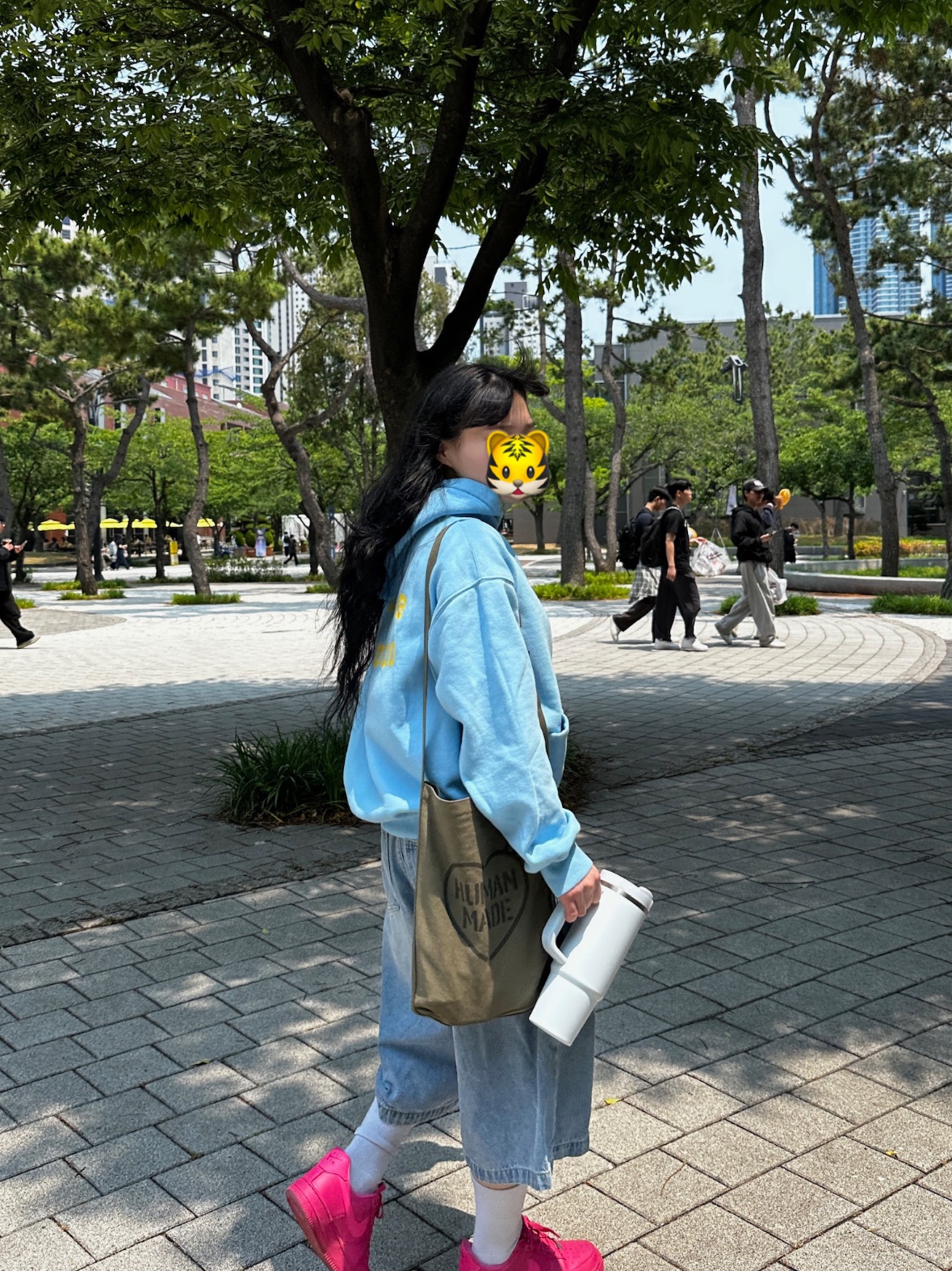 IAB Studio Hoodie Sky Blue Lemon, Human Made Military Mini Shoulder Bag Olive Drab 착용 스타일 - 1