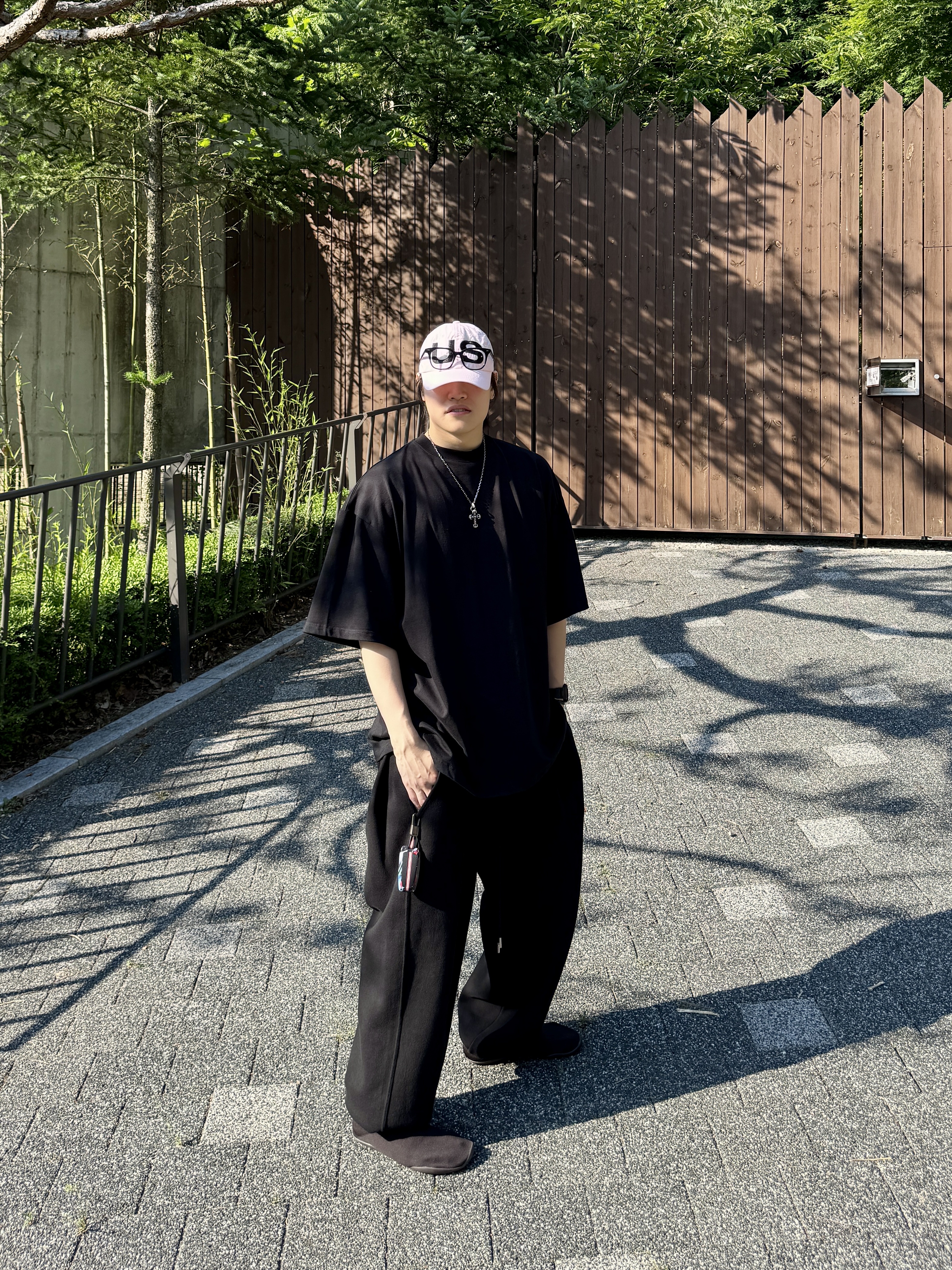 Undermycar Mu.03 Anti Fxxking Logo Play Oversized Sweat Jogger Black, Yeezy YZY Pods Black 착용 스타일 - 3