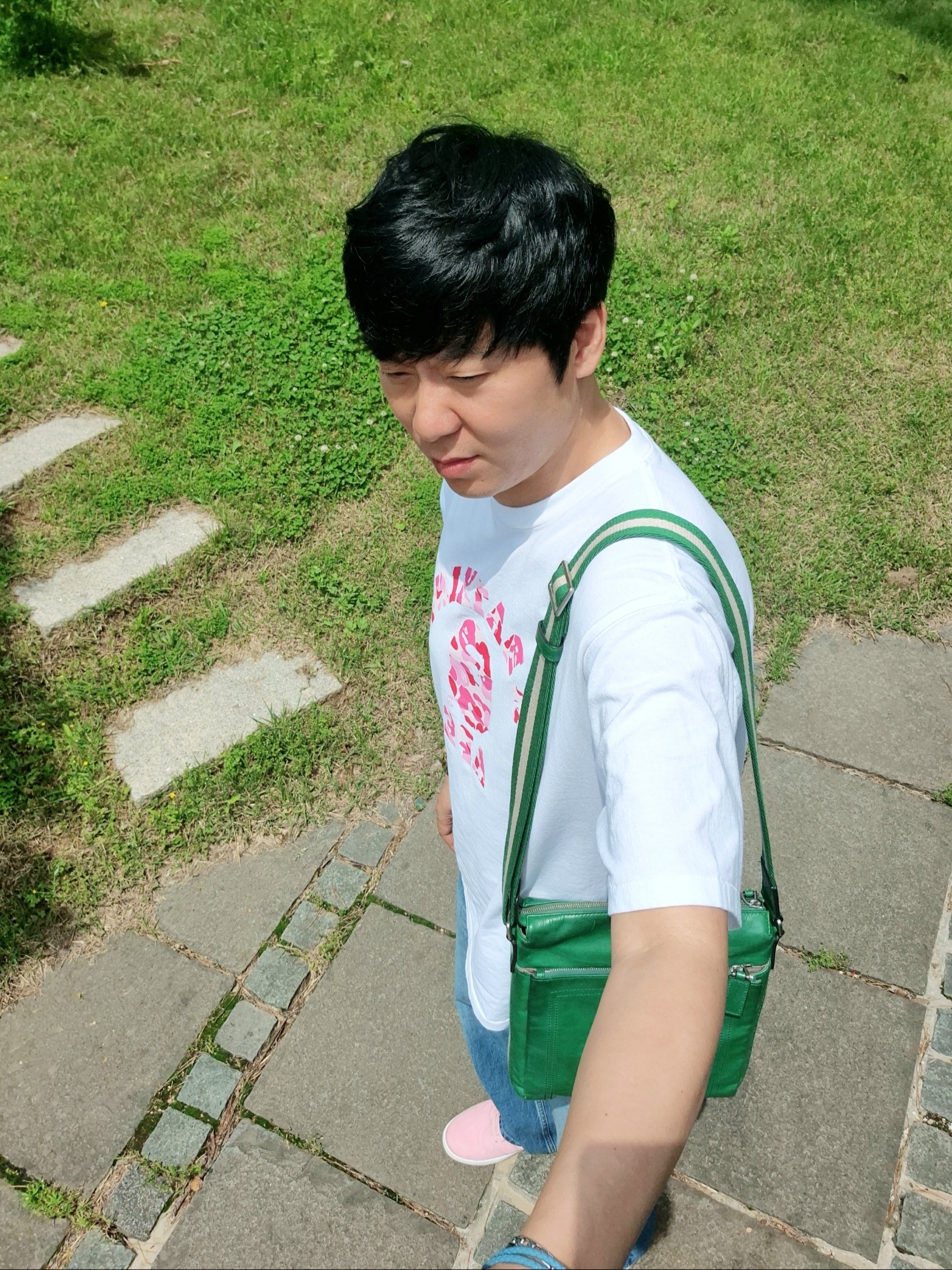 BAPE ABC Camo College T-Shirt White Pink, Uniqlo x JW Anderson Straight Jean Blue - KR 착용 스타일 - 3
