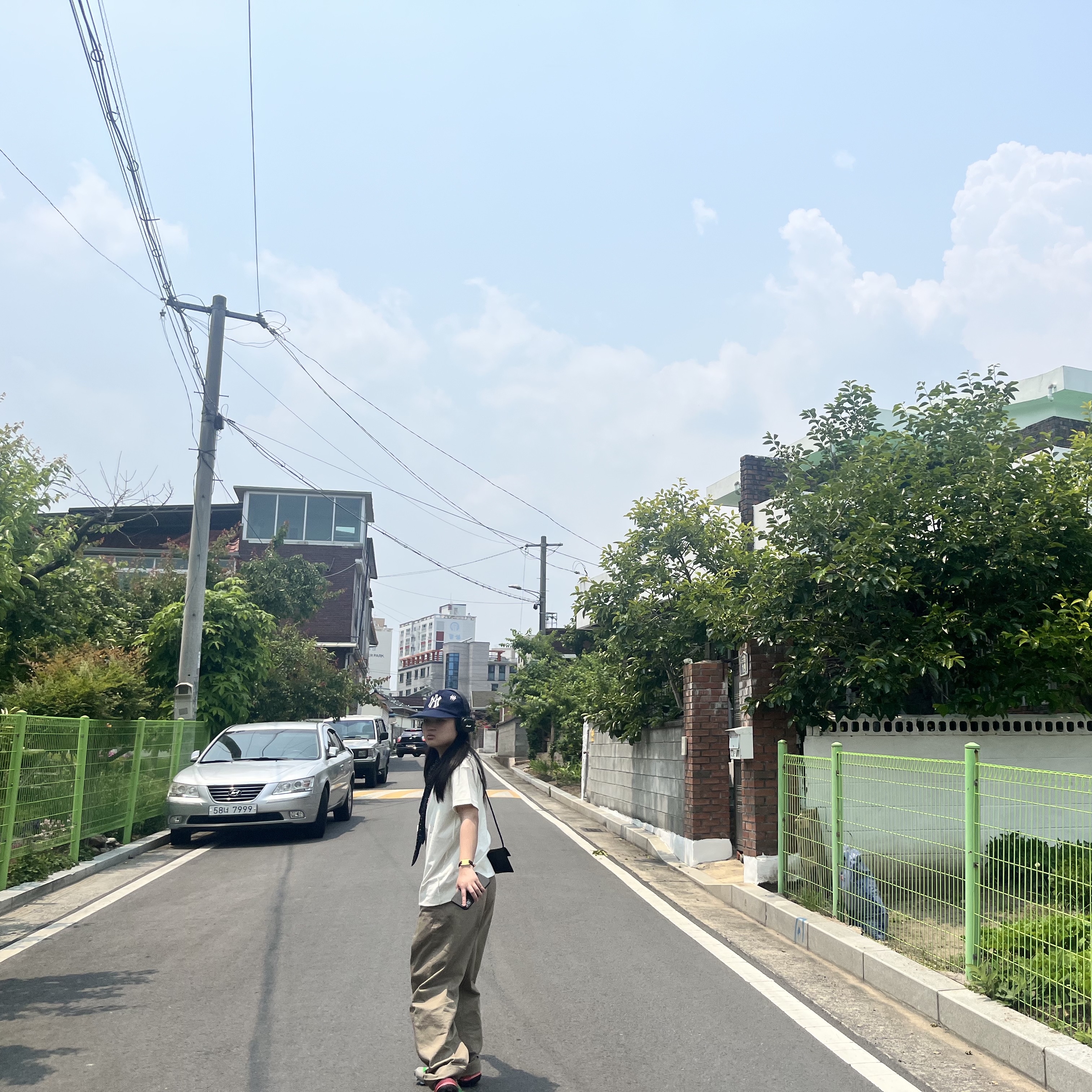 Salomon x MM6 Maison Margiela Cross Low Kelp Vintage Khaki, Uniqlo U Wide FIt Chino Pants Brown 착용 스타일 - 5