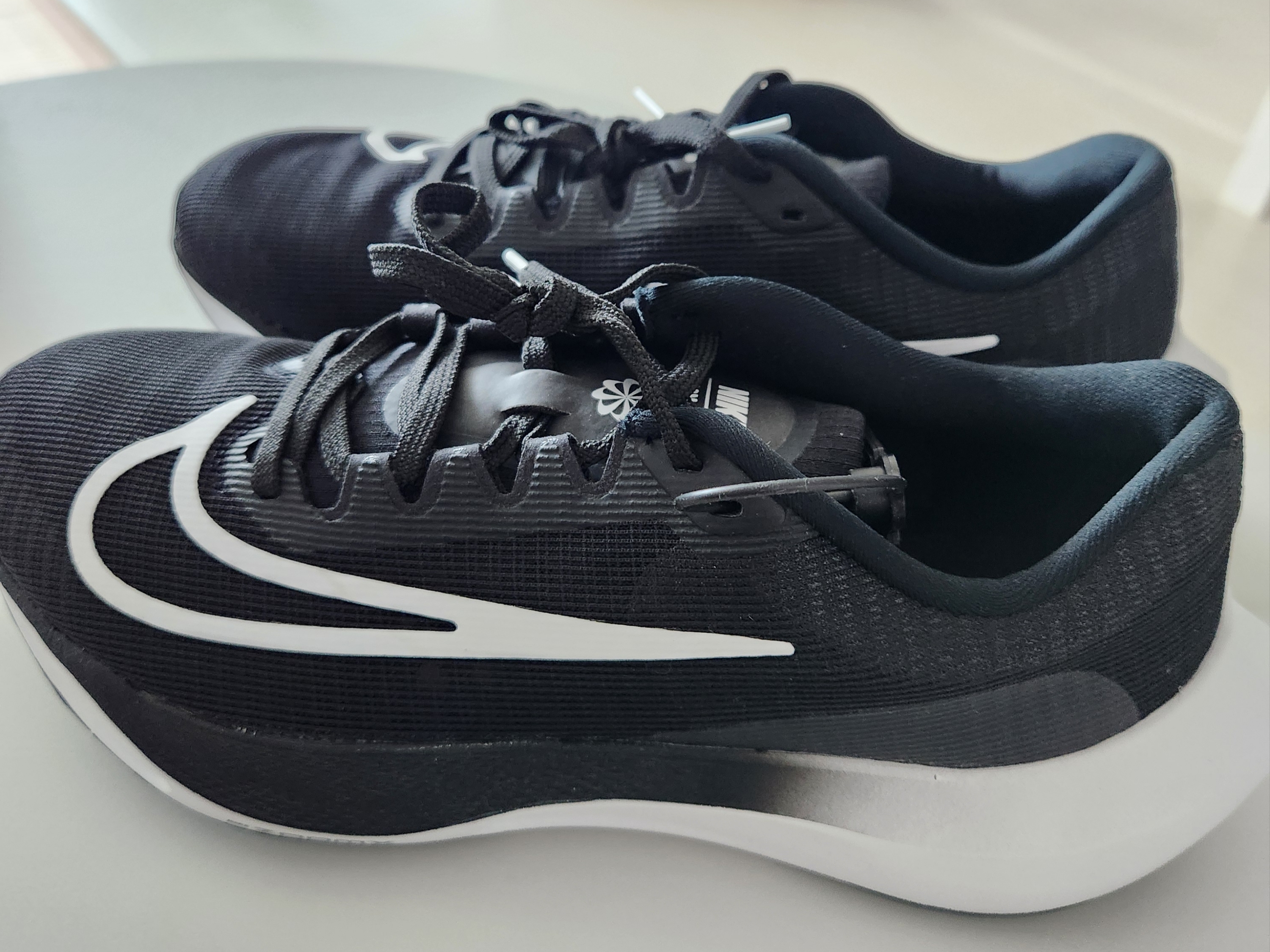 Nike Zoom Fly 5 Black White 착용 스타일 - 1