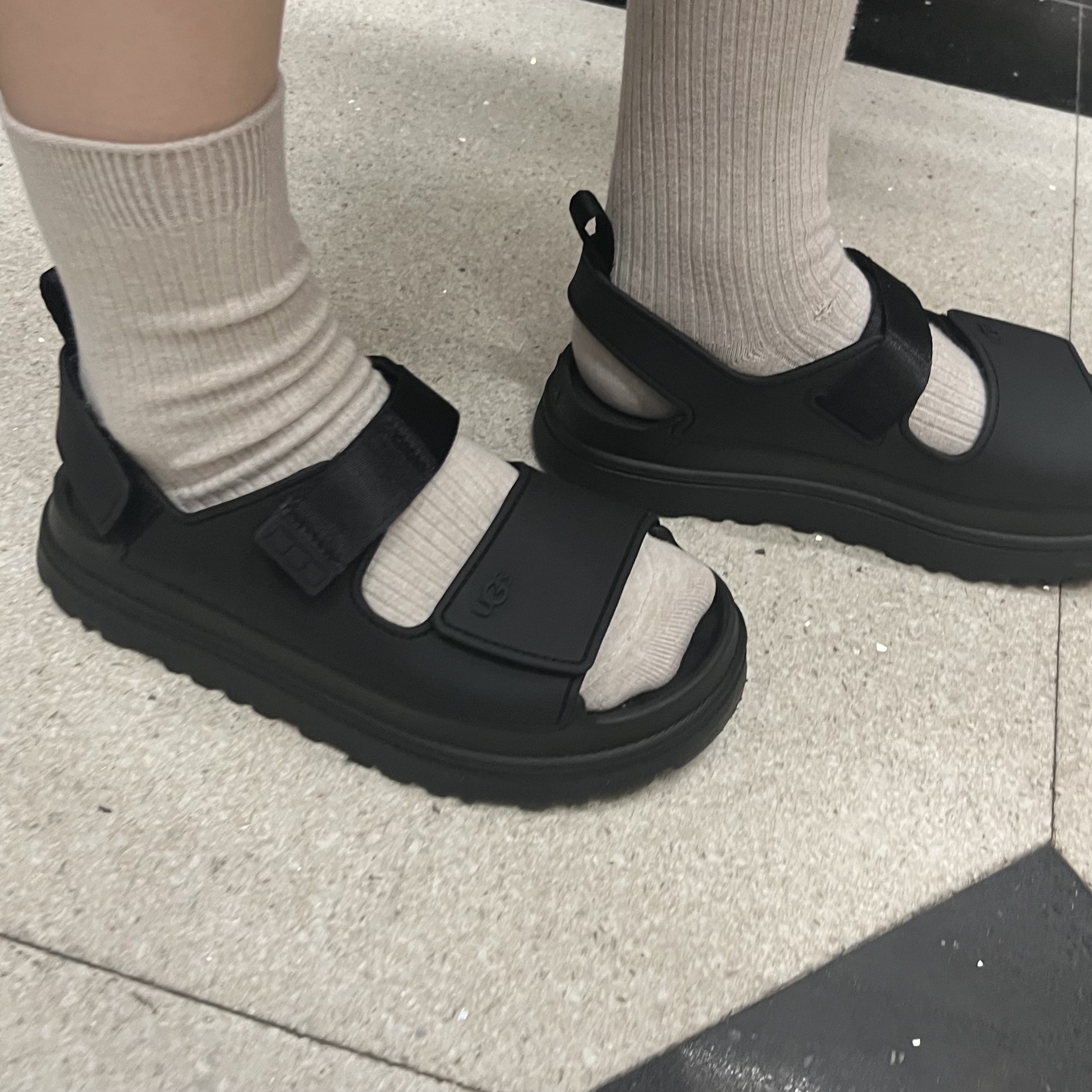 (Kids) UGG GoldenGlow Bison Black 착용 스타일 - 2