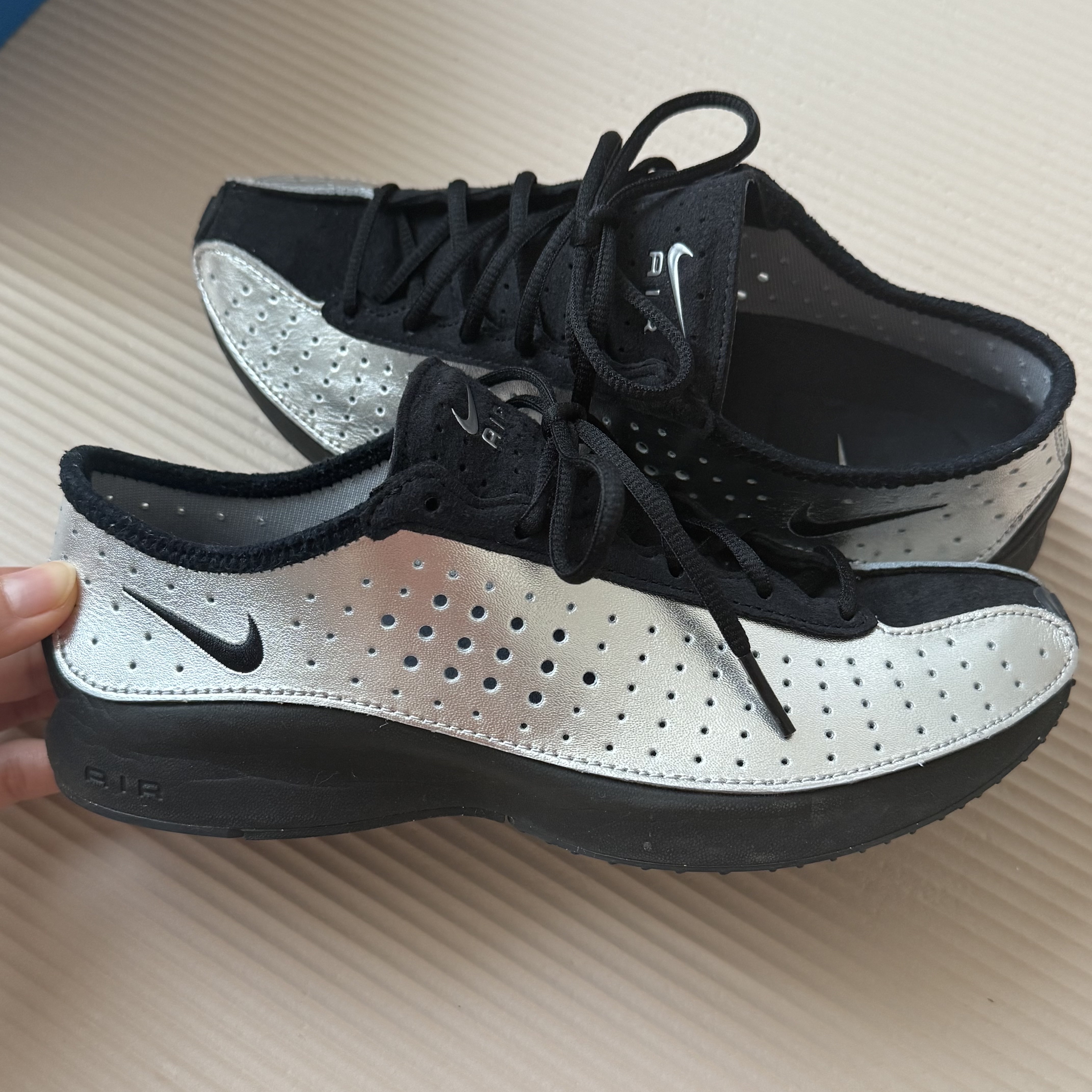 (W) Nike Air Superfly Metallic Silver and Black 착용 스타일 - 1