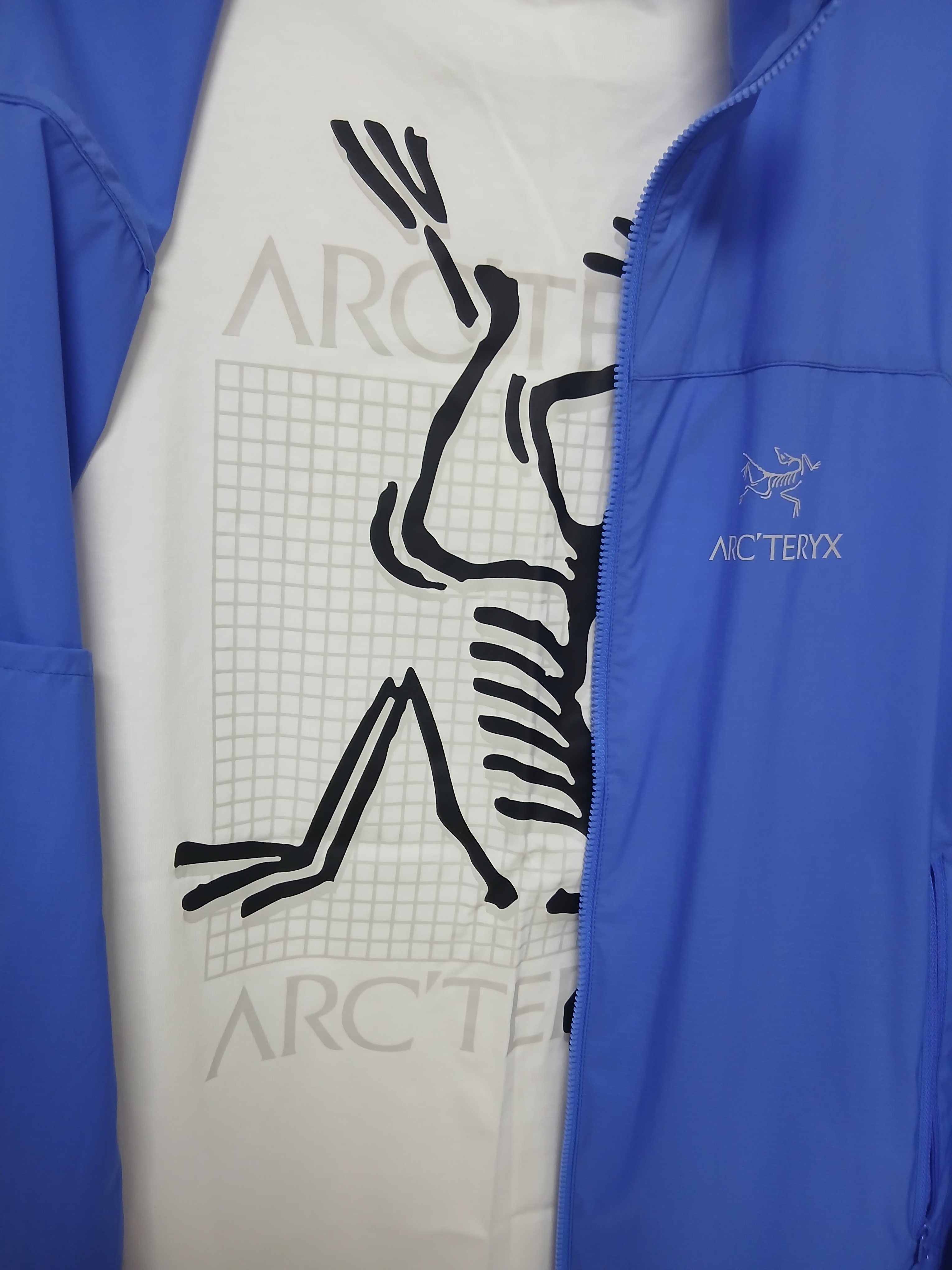 Arc'teryx Arc'Multi Bird Logo SS T-Shirt White Light, Arc'teryx Squamish Hoody Electra 착용 스타일 - 1