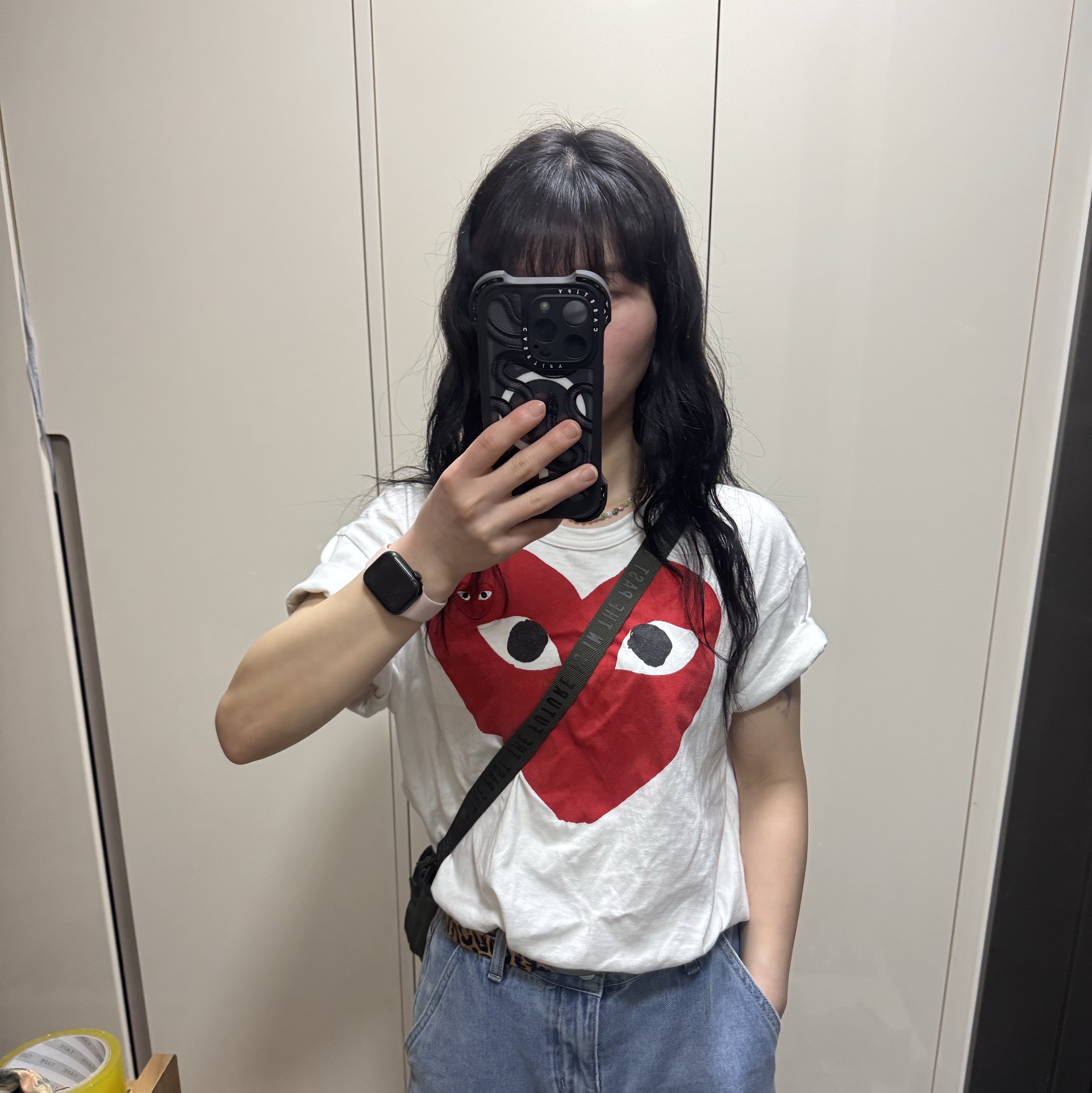 (W) Play Comme des Garcons Red Double Heart T-Shirt White, Human Made Military Pouch Small Olive Drab 착용 스타일 - 3