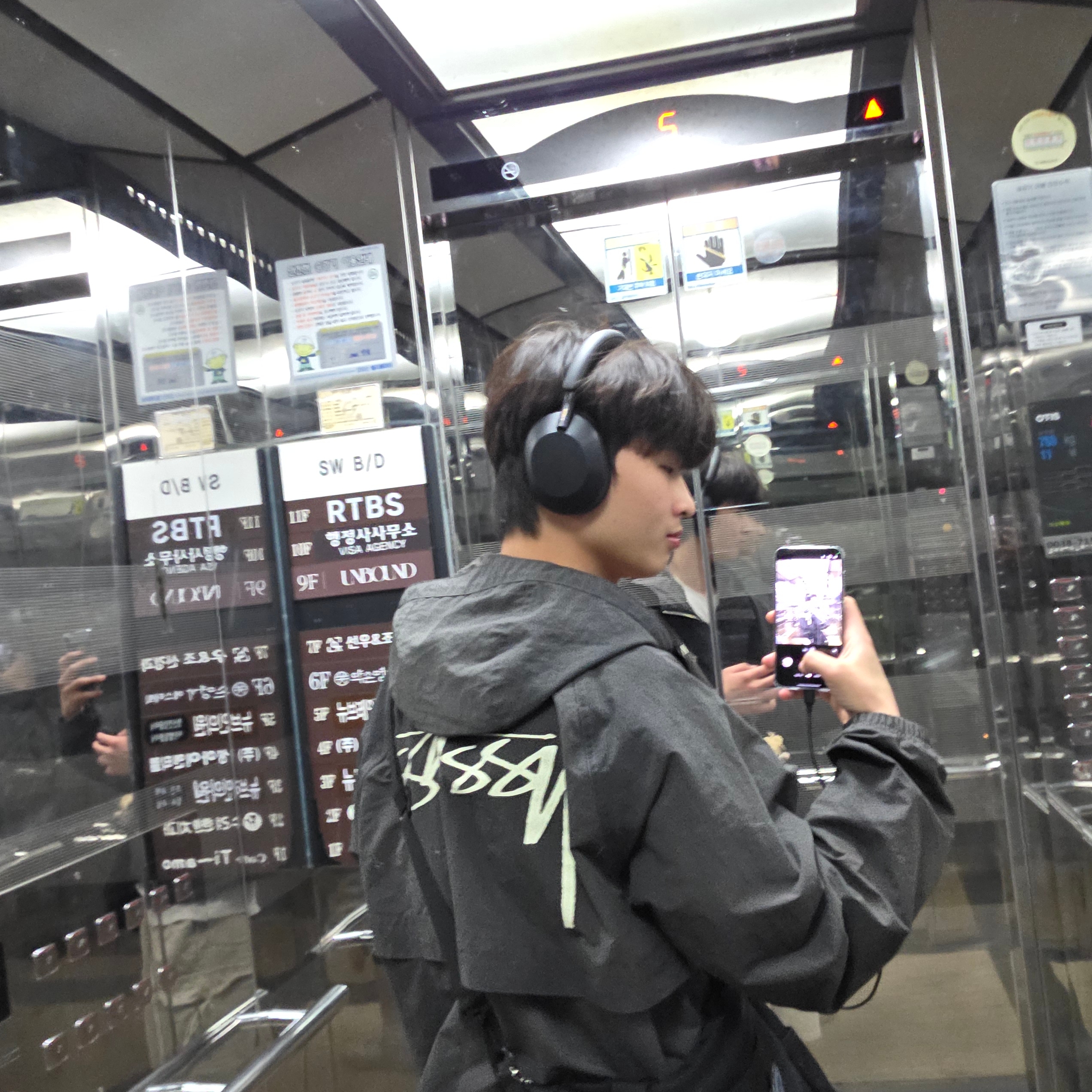 Stussy Wave Dye Beach Shell Jacket Black 착용 스타일