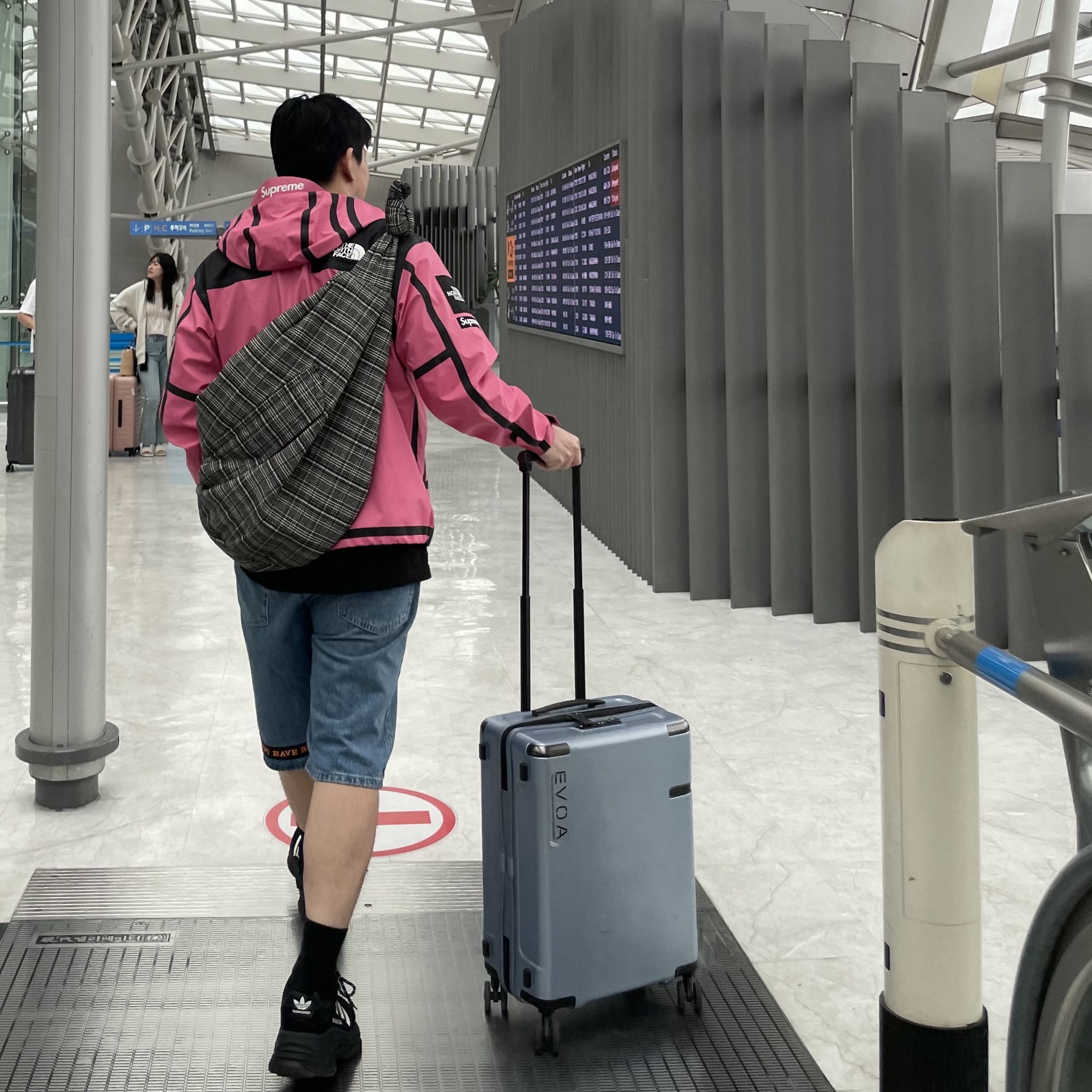 Balenciaga x Adidas Triple S Sneakers Black, Supreme x The North Face Summit Series Outer Tape Seam Jacket Pink - 21SS 착용 스타일