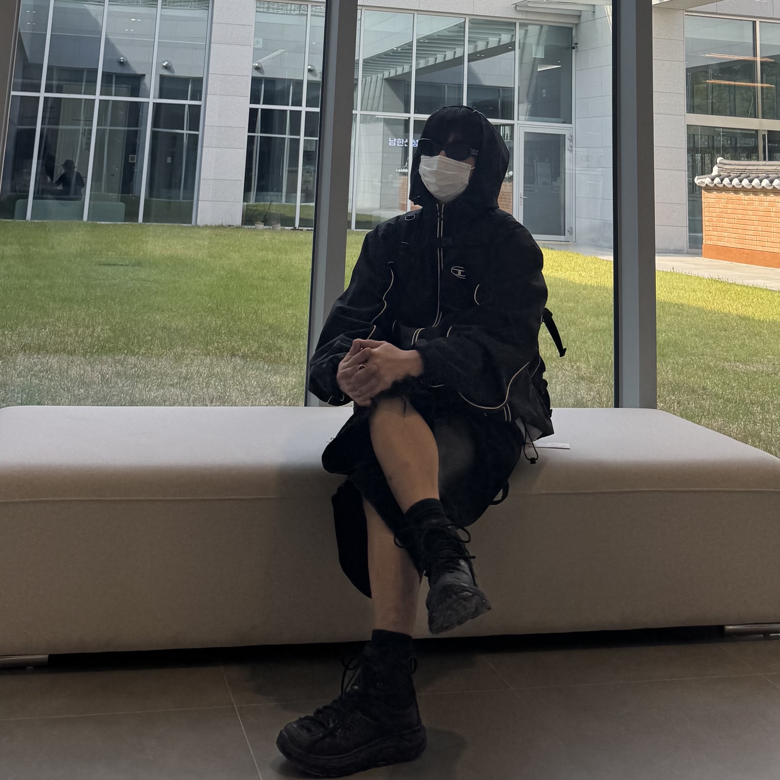 Hoka Tor Ultra Hi 2 WP Black, Diesel J-Hives Windbreaker with Contrast Piping Black 착용 스타일