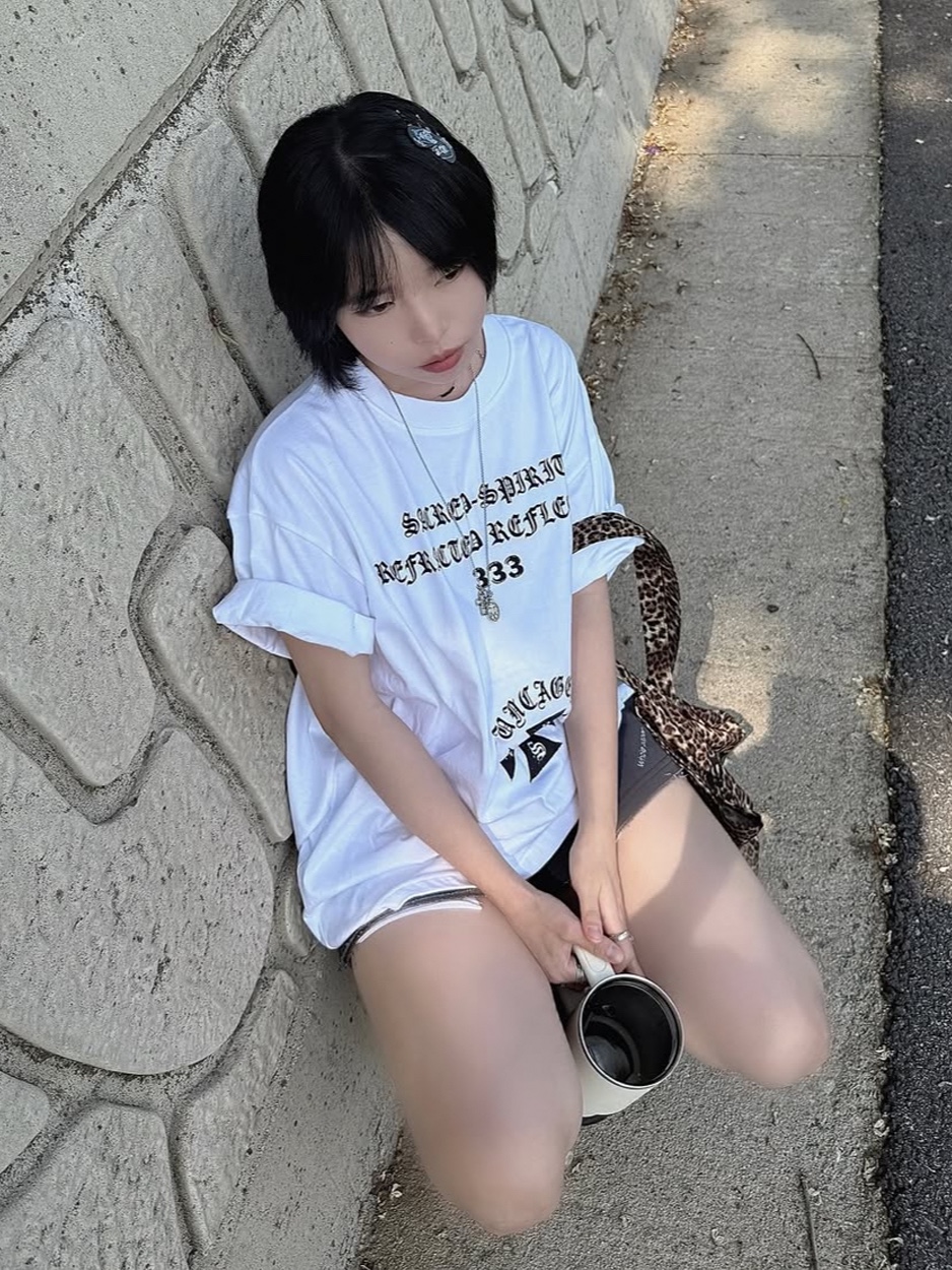 PHOS333 Uncaged Slogan T-Shirt White, PHOS333 Uncaged Slogan T-Shirt Black 착용 스타일 - 2