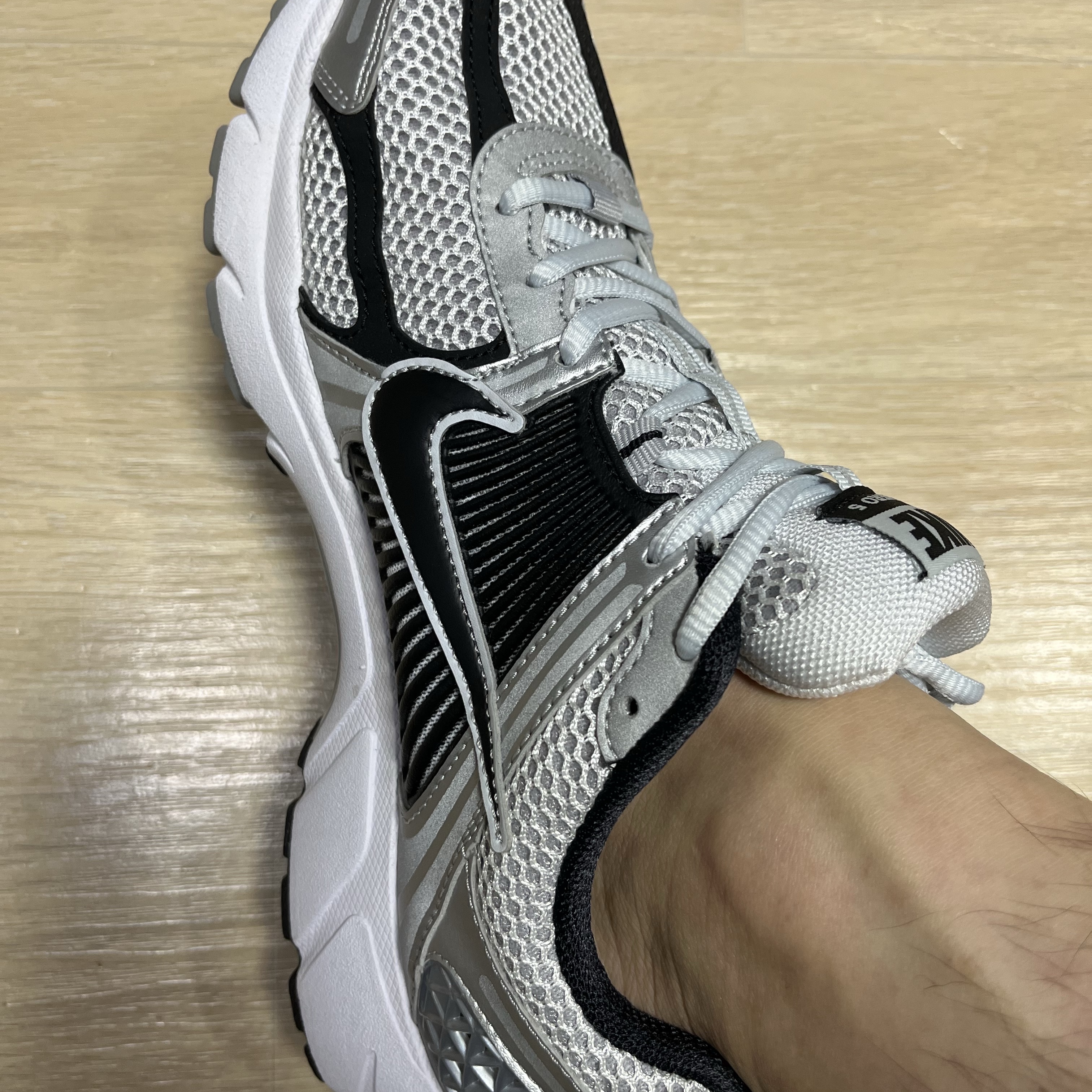 Nike Zoom Vomero 5 Metallic Silver Black 착용 스타일 - 3
