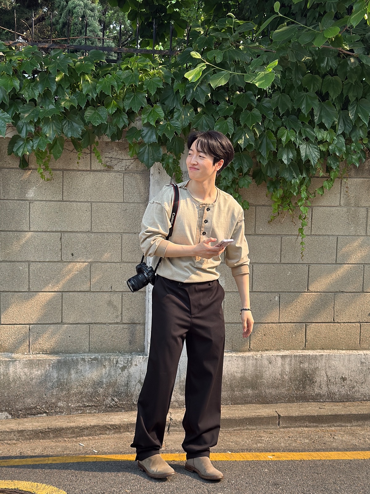 NA A NANA Cut Off Henley Neck T-Shirt Beige, NA A NANA Curved Fly Slacks Black 착용 스타일 - 1