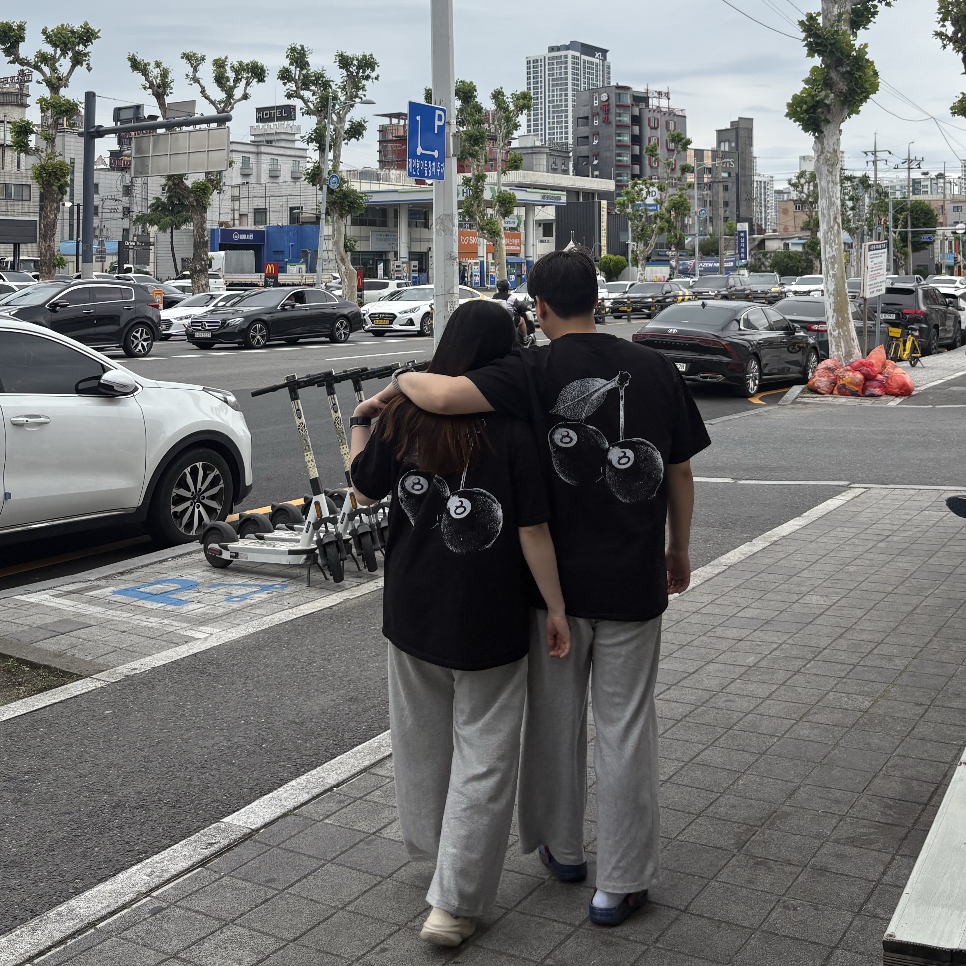 Stussy Cherries T-Shirt Black 착용 스타일
