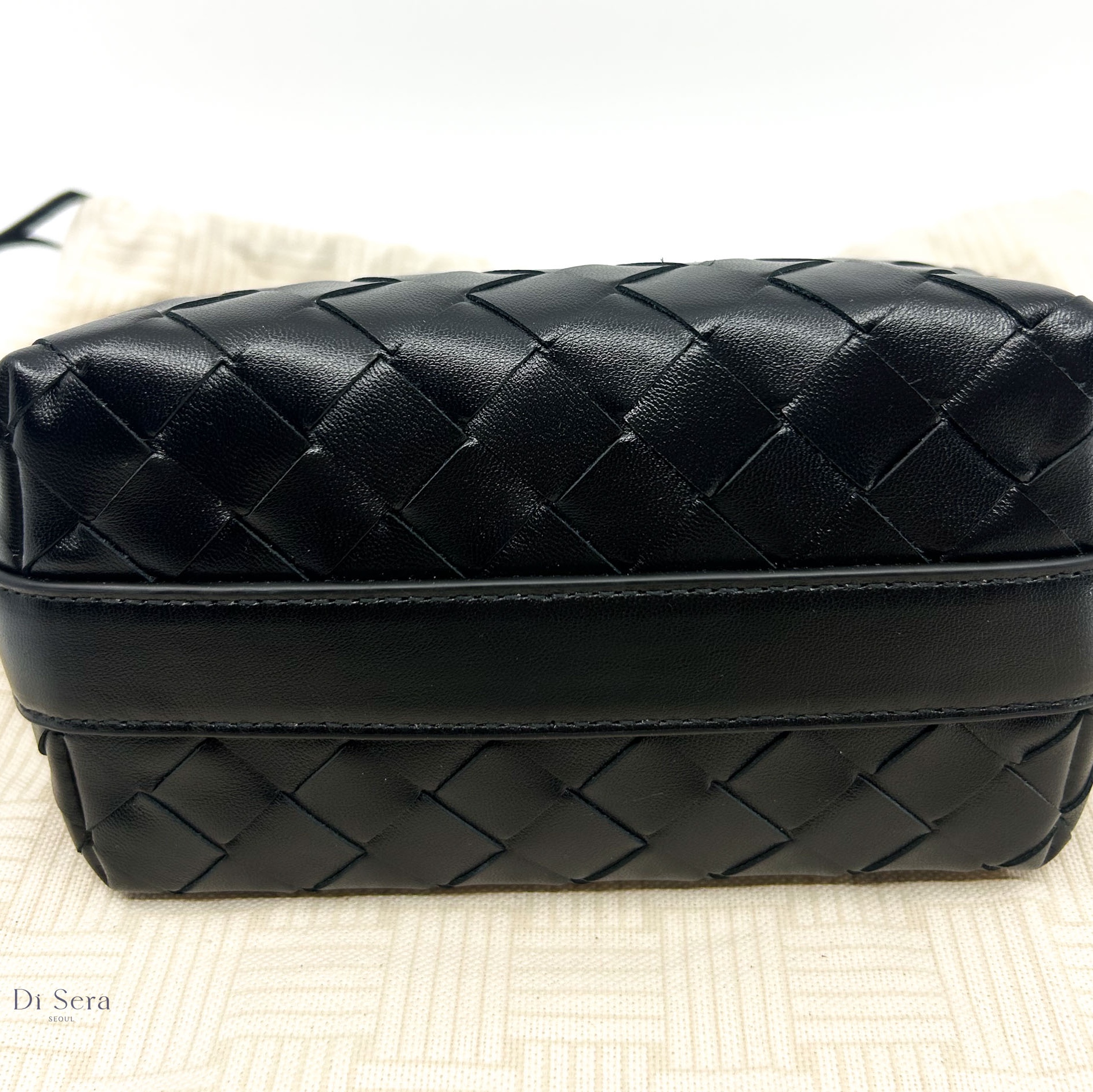 Bottega Veneta Leather Tote Bag Black 착용 스타일 - 4