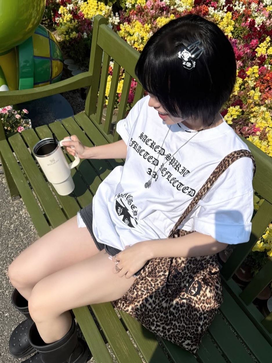 PHOS333 Uncaged Slogan T-Shirt White, PHOS333 Uncaged Slogan T-Shirt Black 착용 스타일 - 1