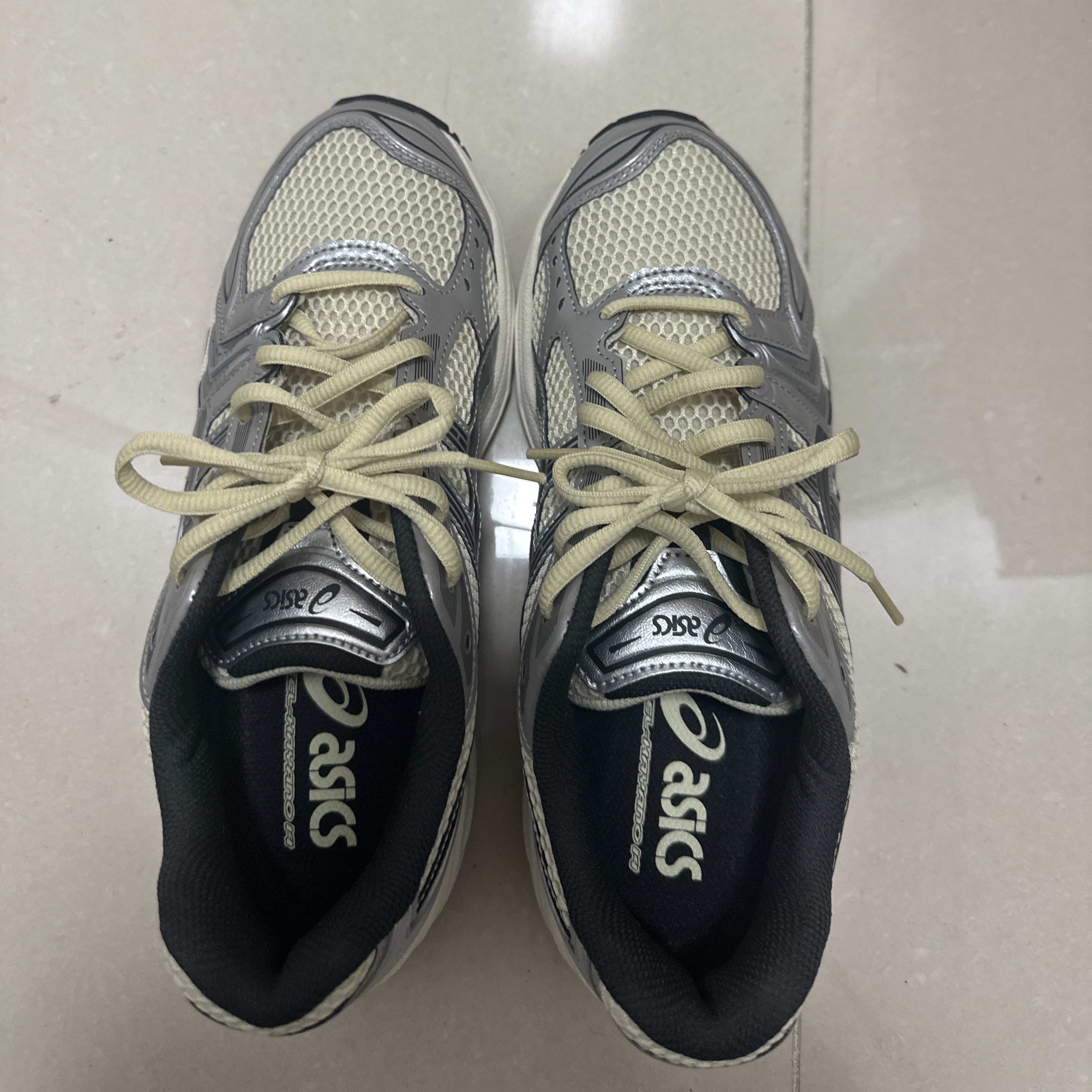 Asics Gel-Kayano 14 Oyster White Steeple Grey 착용 스타일