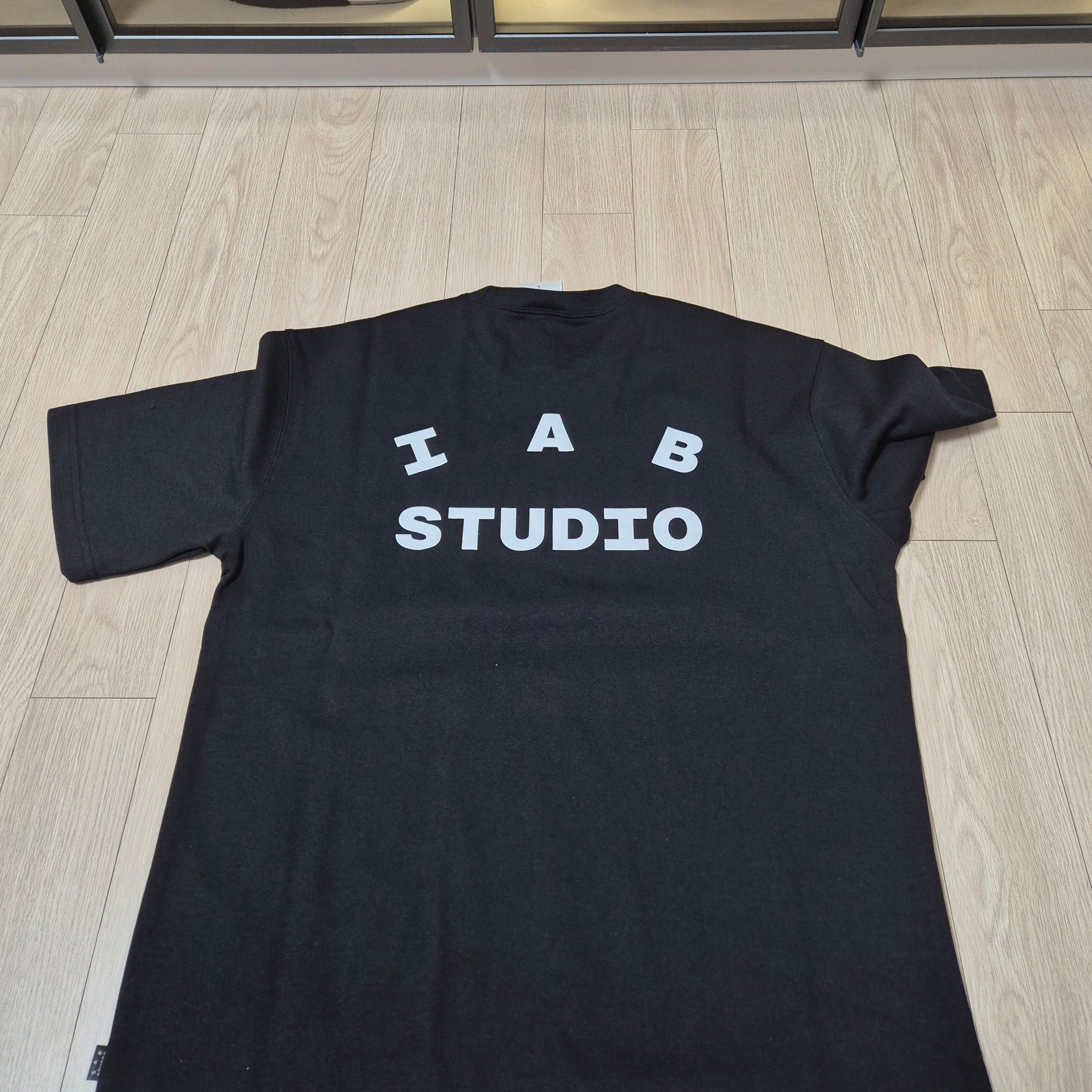 IAB Studio Basic T-Shirt Black White 착용 스타일 - 8