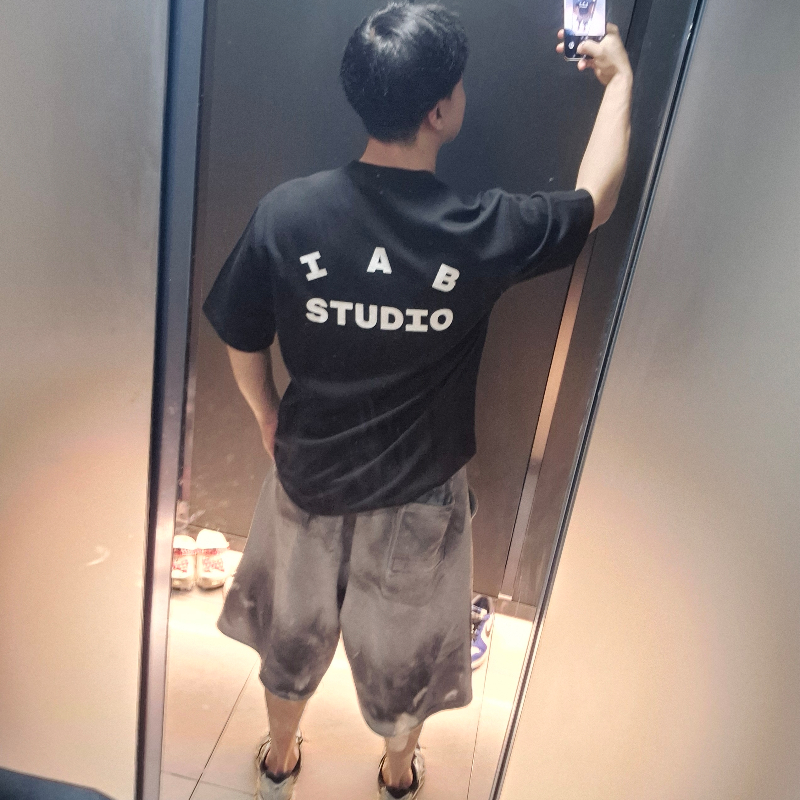 IAB Studio Basic T-Shirt Black White 착용 스타일 - 5