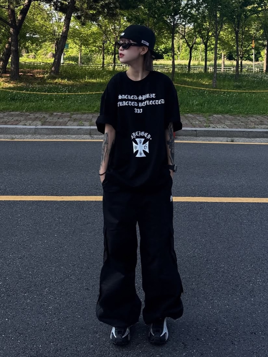 PHOS333 Uncaged Slogan T-Shirt Black, PHOS333 Uncaged Slogan T-Shirt White 착용 스타일 - 1