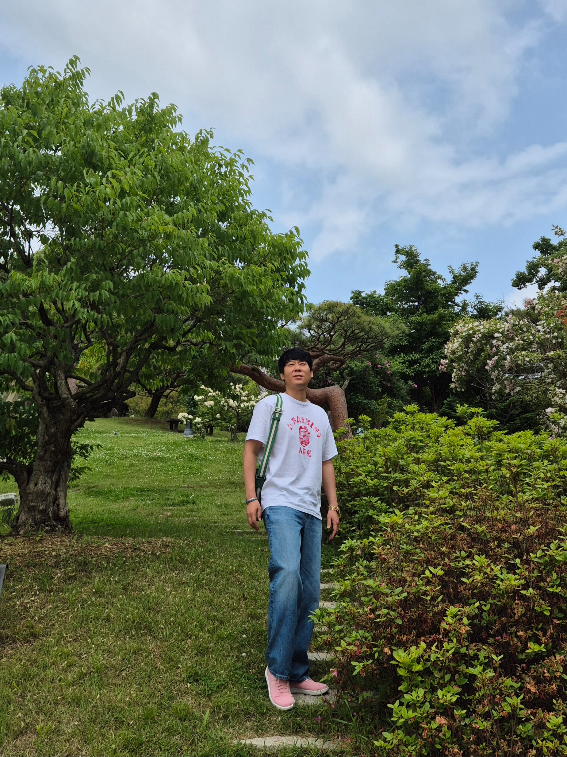 BAPE ABC Camo College T-Shirt White Pink, Uniqlo x JW Anderson Straight Jean Blue - KR 착용 스타일 - 1