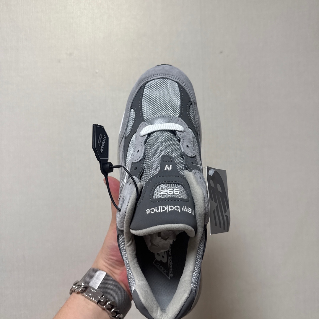 New Balance 992 Made in USA Core Grey Silver Metallic 착용 스타일 - 1