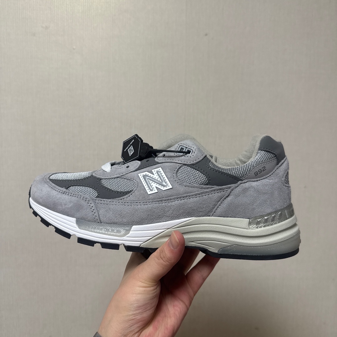 New Balance 992 Made in USA Core Grey Silver Metallic 착용 스타일 - 2