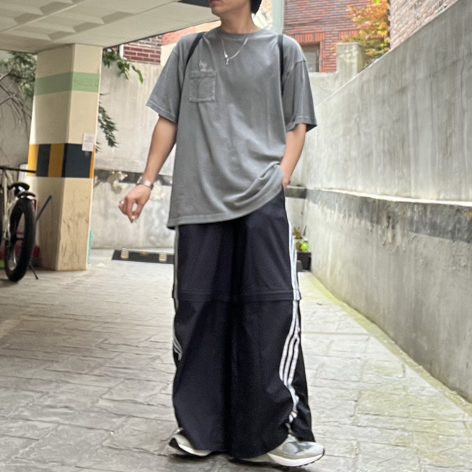 (W) Adidas Adilenium Season 2 Oversized Zip Off Track Pants Gender Neutral Black - KR Sizing, New Balance 993 Made in USA Grey - D Standard 착용 스타일