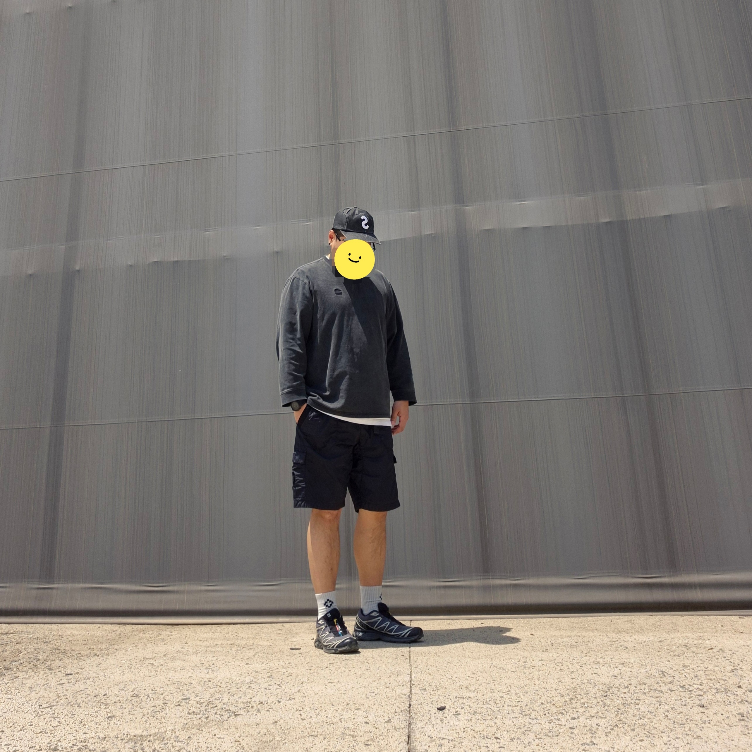 Salomon XT-6 Gore-Tex Black Ebony, Stone Island L1029 Seersucker Cargo Bermuda Shorts Black - 20SS 착용 스타일 - 2