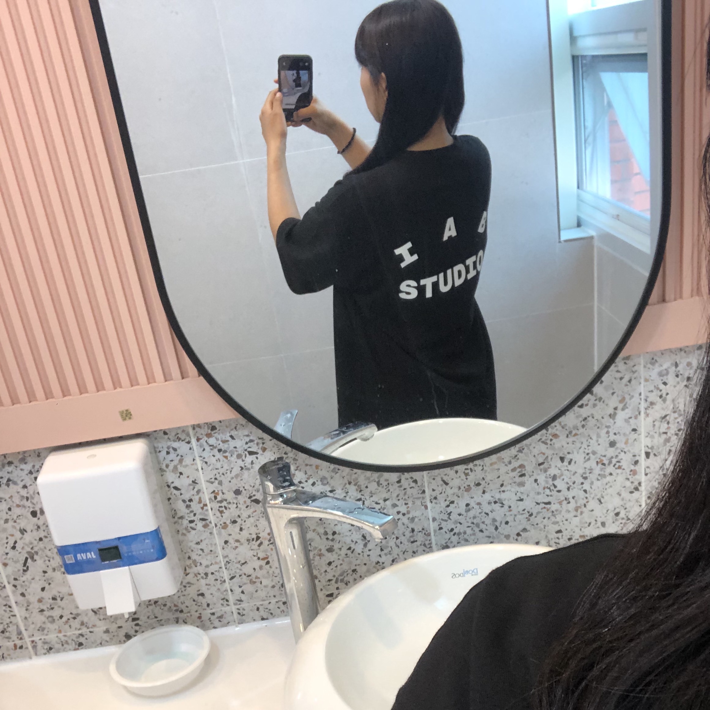 IAB Studio Basic T-Shirt Black White 착용 스타일