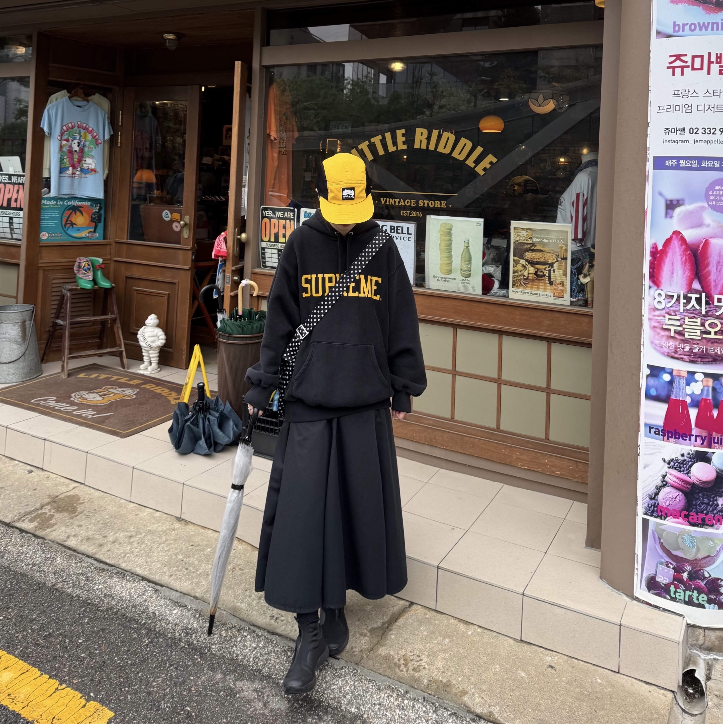 Supreme Varsity Hooded Sweatshirt Black - 23FW, Salomon x Comme des Garcons XA-Alpine 2 Black 착용 스타일 - 3