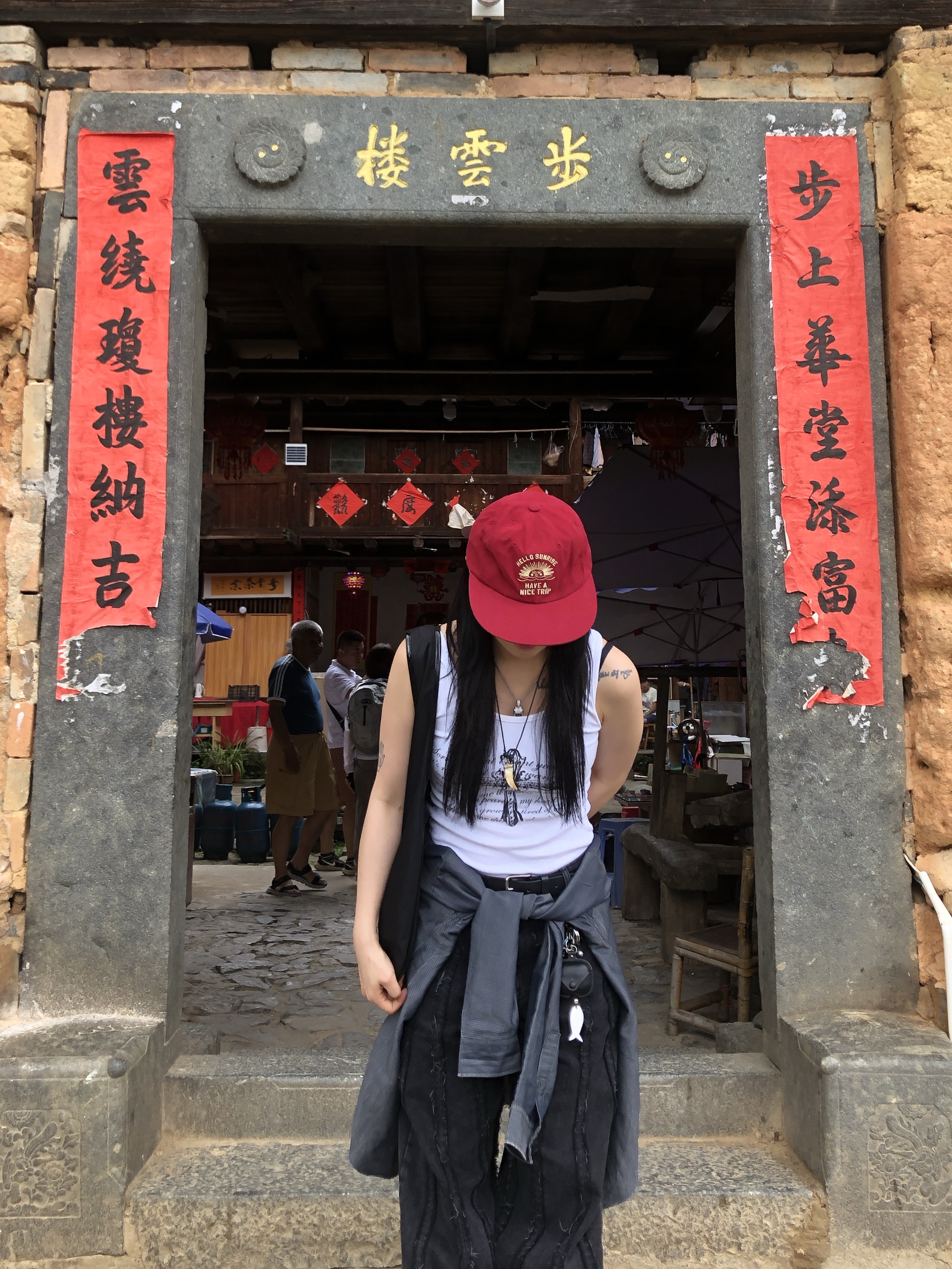 Hello Sunrise VTG Arch Logo Relaxed Fit Cap Red, Onitsuka Tiger Fabre NM Classic Red White 착용 스타일 - 4