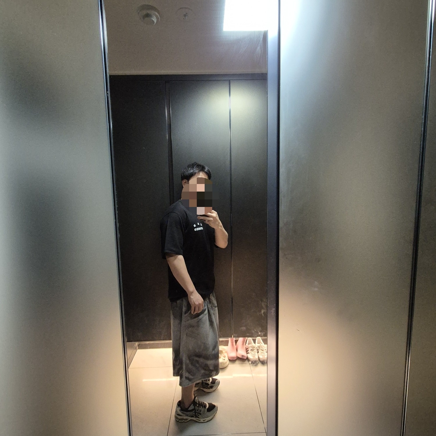 IAB Studio Basic T-Shirt Black White 착용 스타일 - 3