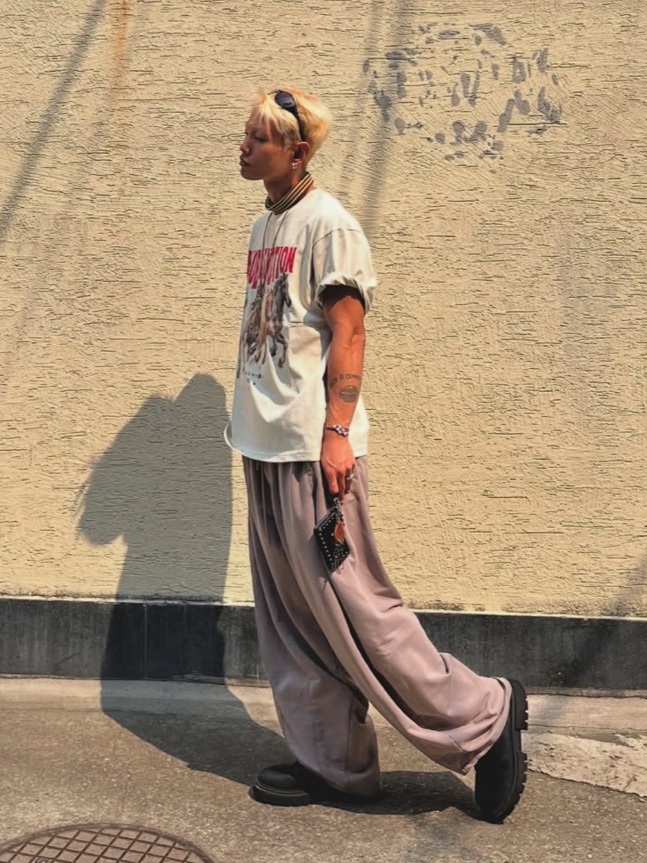 PHOS333 Hazzard 004 Noble Motion T-Shirt Brown Grey, PHOS333 Hazzard 004 Noble Motion T-Shirt Ivory 착용 스타일 - 2