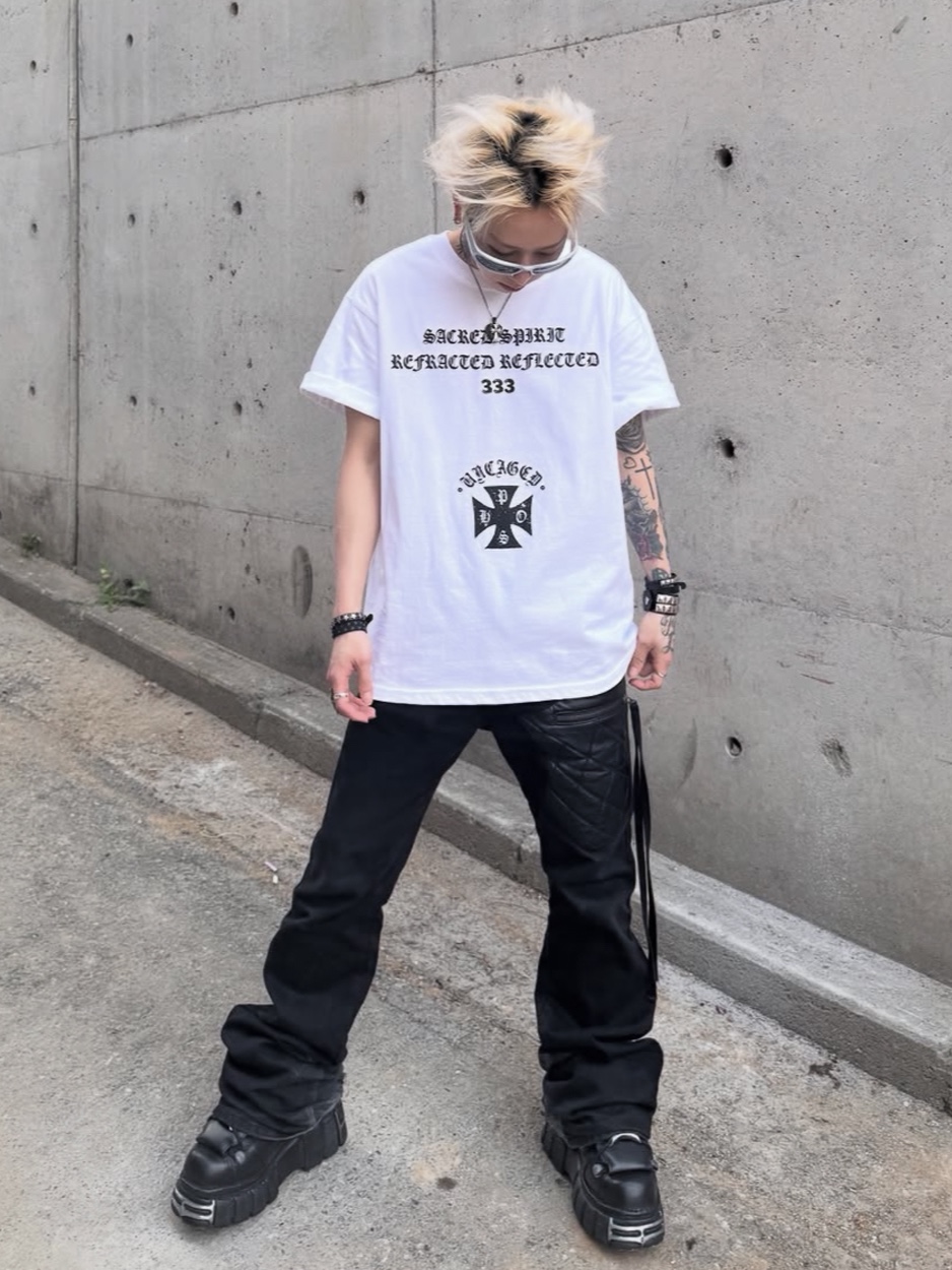 PHOS333 Uncaged Slogan T-Shirt White, PHOS333 Uncaged Slogan T-Shirt Black 착용 스타일 - 2