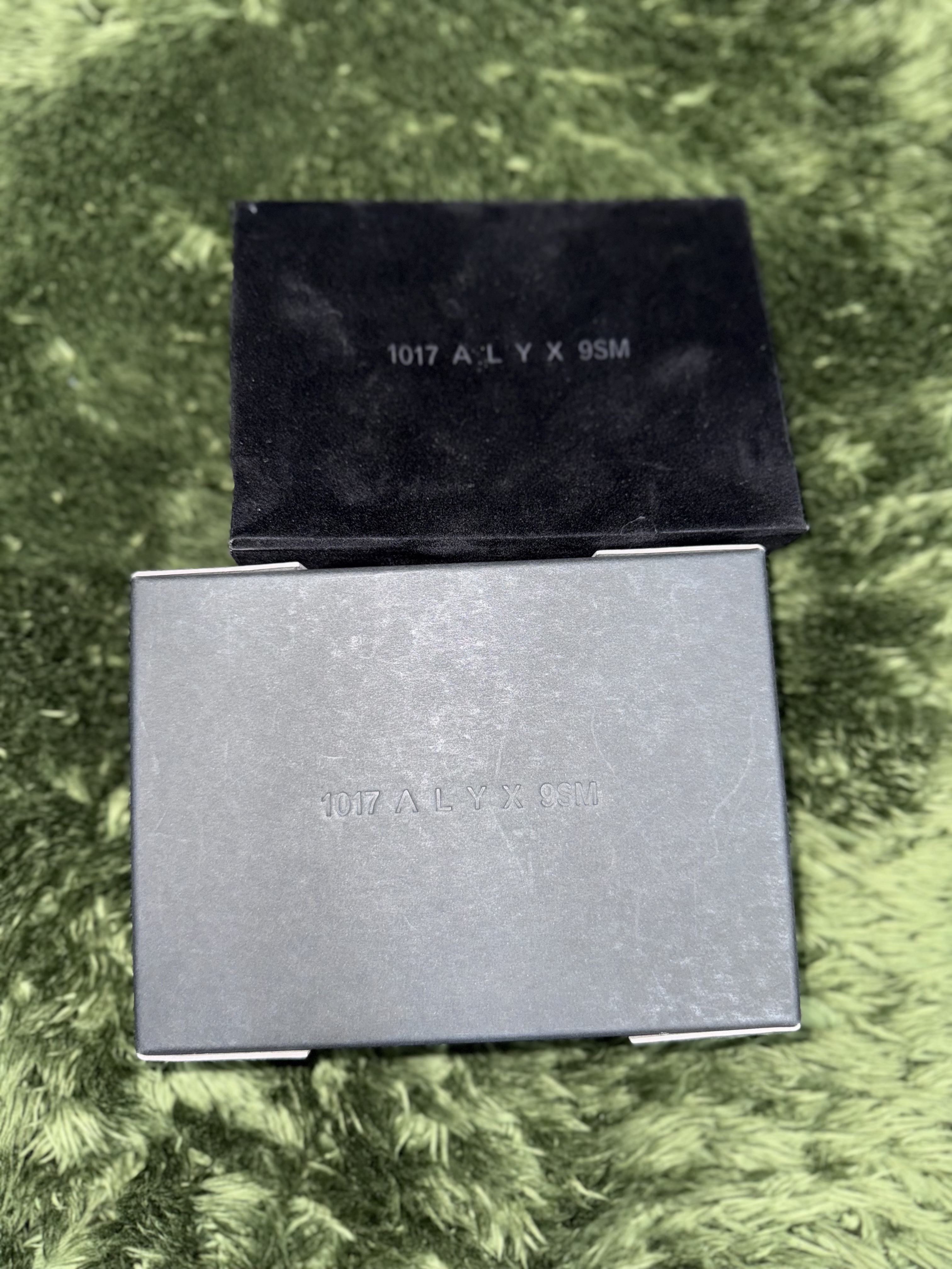 1017 Alyx 9SM Cord Metal Bracelet White Silver 착용 스타일 - 3