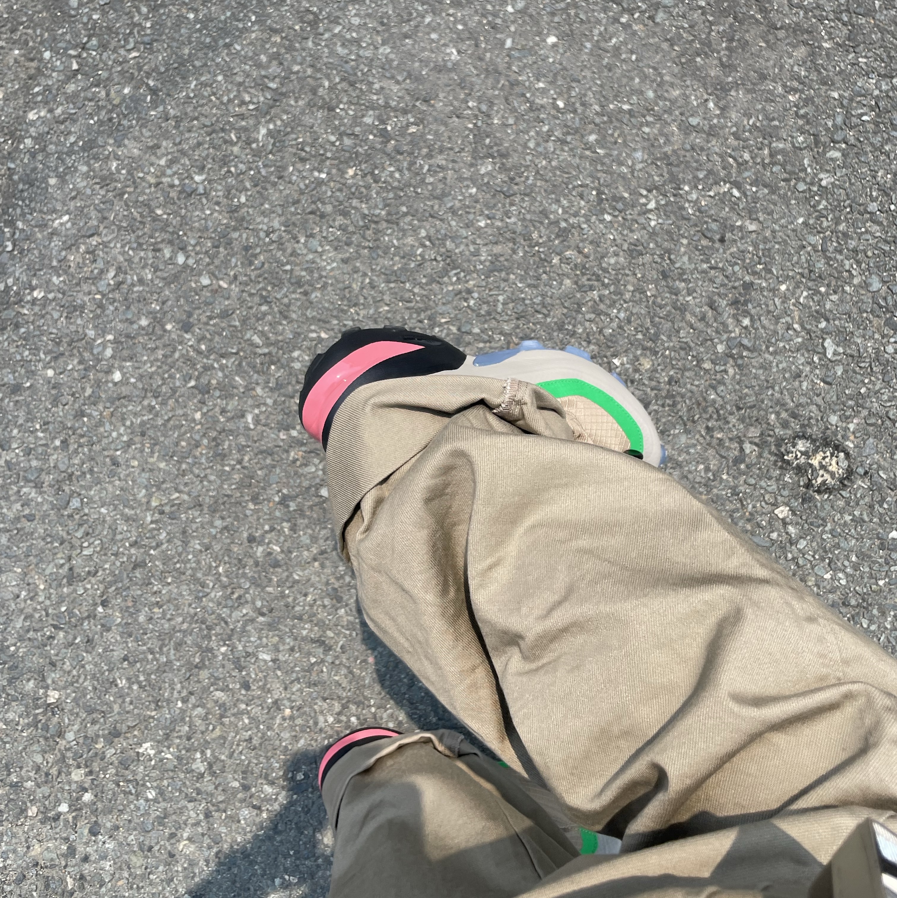 Salomon x MM6 Maison Margiela Cross Low Kelp Vintage Khaki, Uniqlo U Wide FIt Chino Pants Brown 착용 스타일 - 1